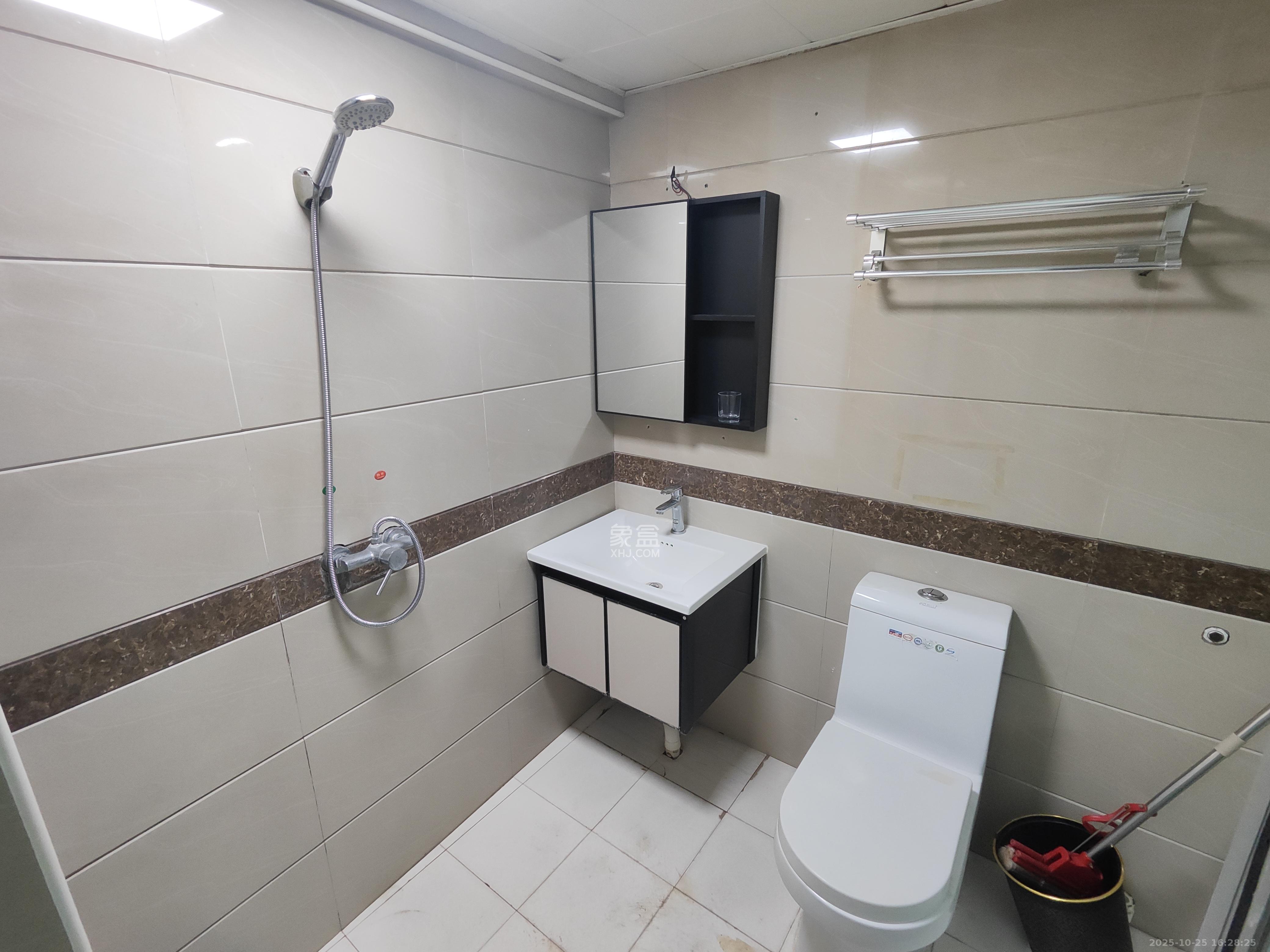 天健芙蓉盛世一期  1室1厅1卫    1300.0元/月室内图