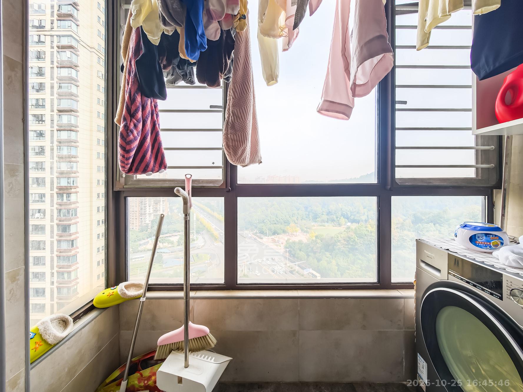 山语城三期  3室2厅2卫    83.0万 山语城三期  3室2厅2卫    83.0万阳台