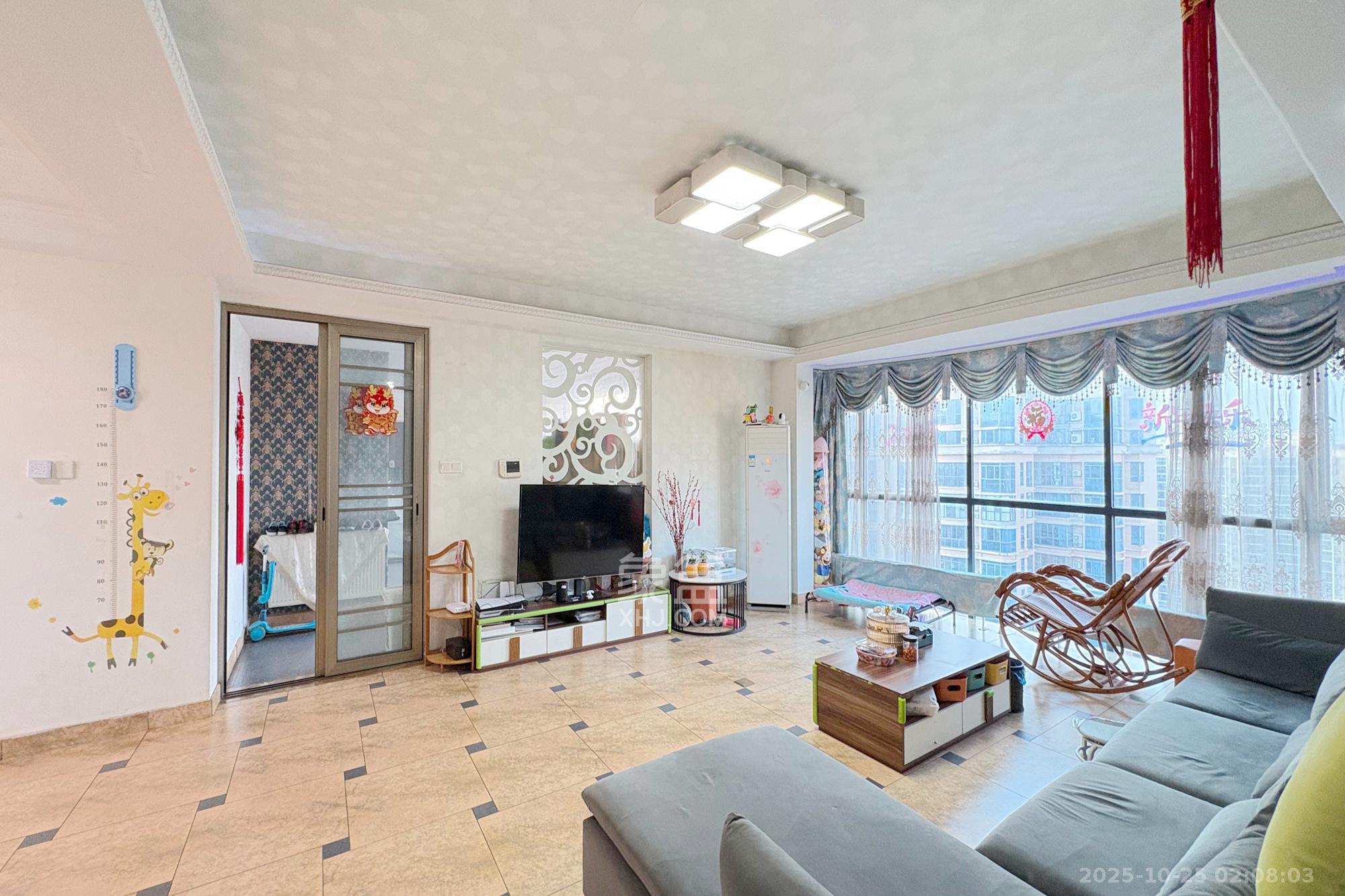 融圣国际  4室2厅2卫    225.0万 融圣国际  4室2厅2卫    225.0万客厅