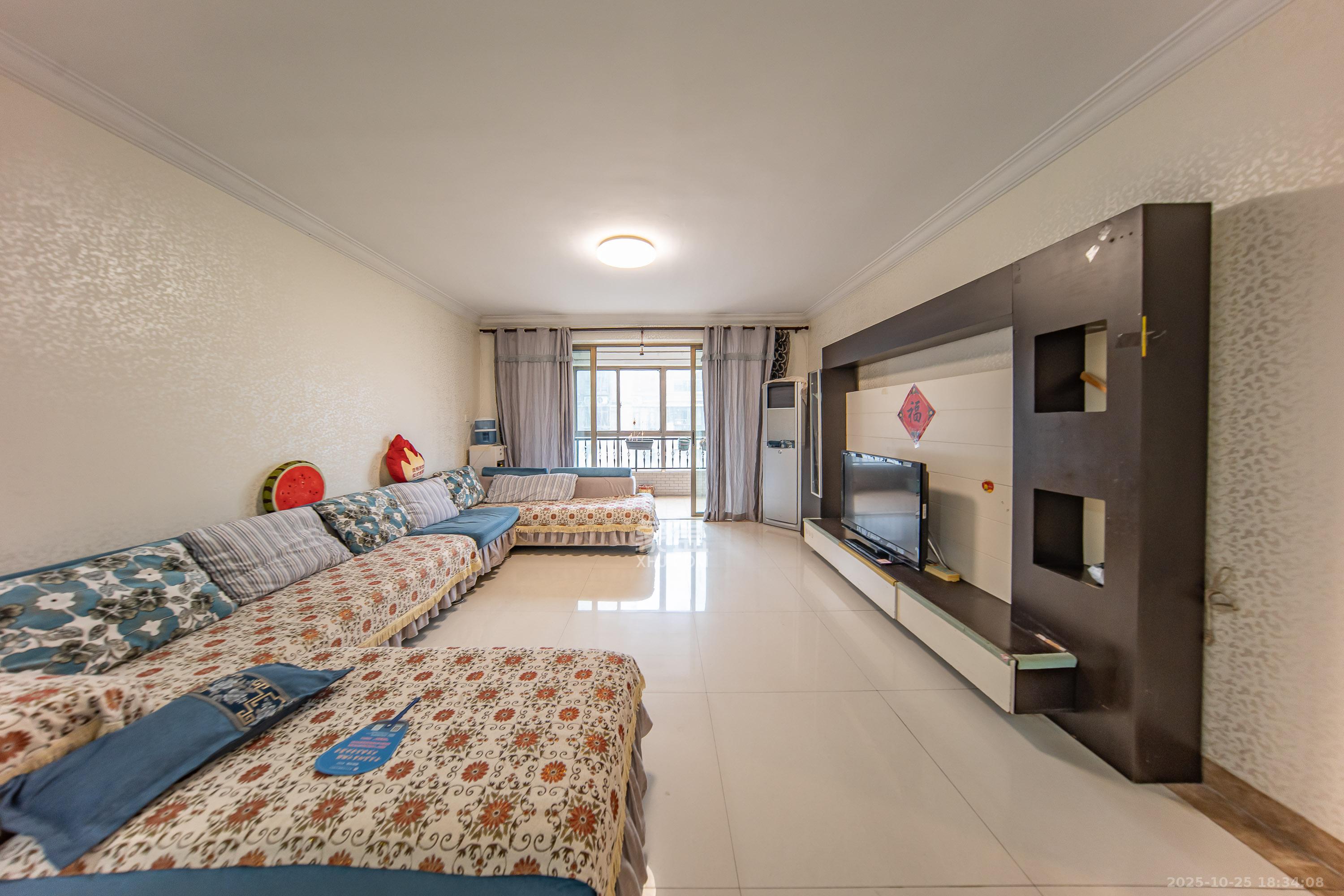 江山帝景雅典  3室2厅2卫    128.7万客厅