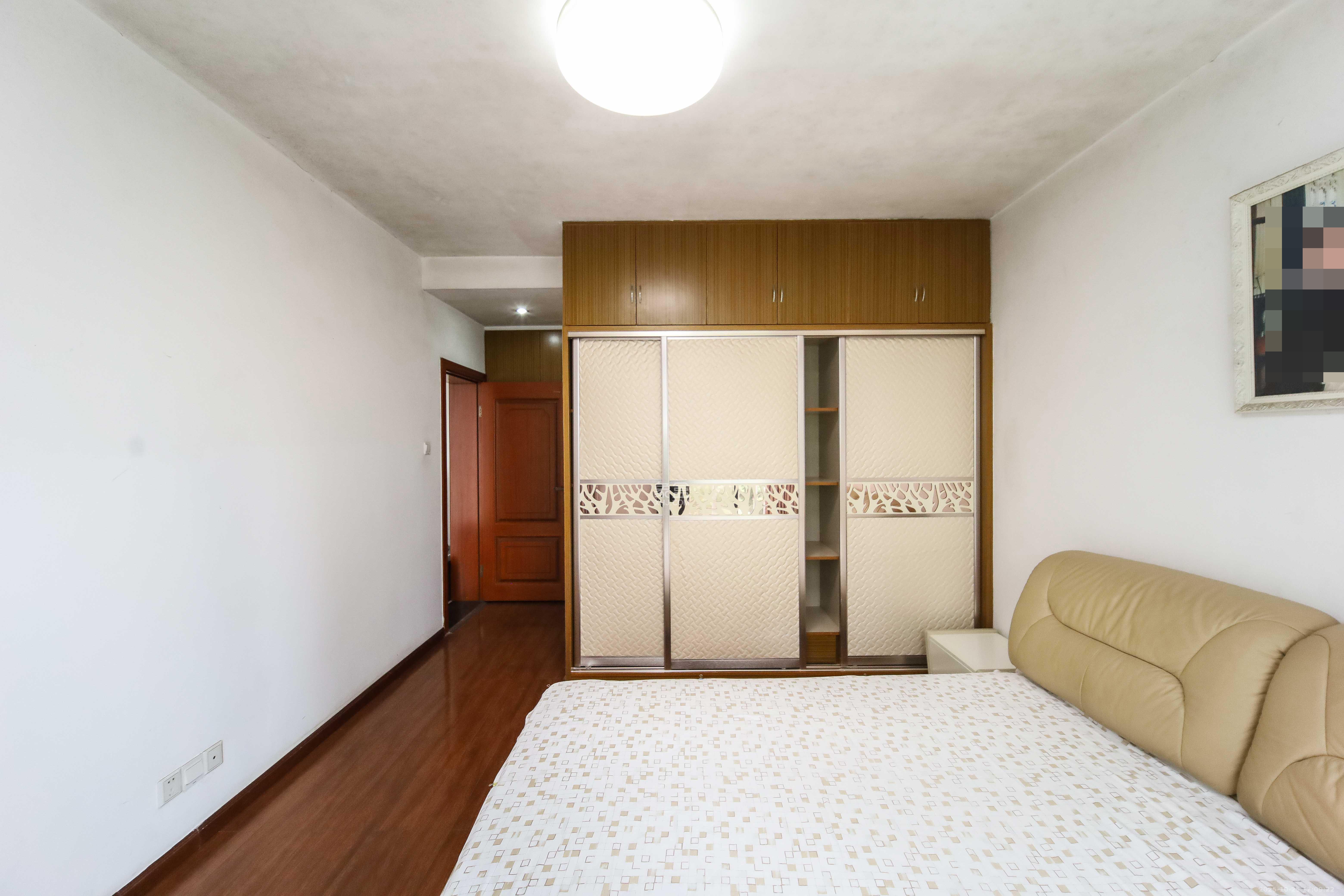 西街花园  3室2厅2卫    135.0万卧室