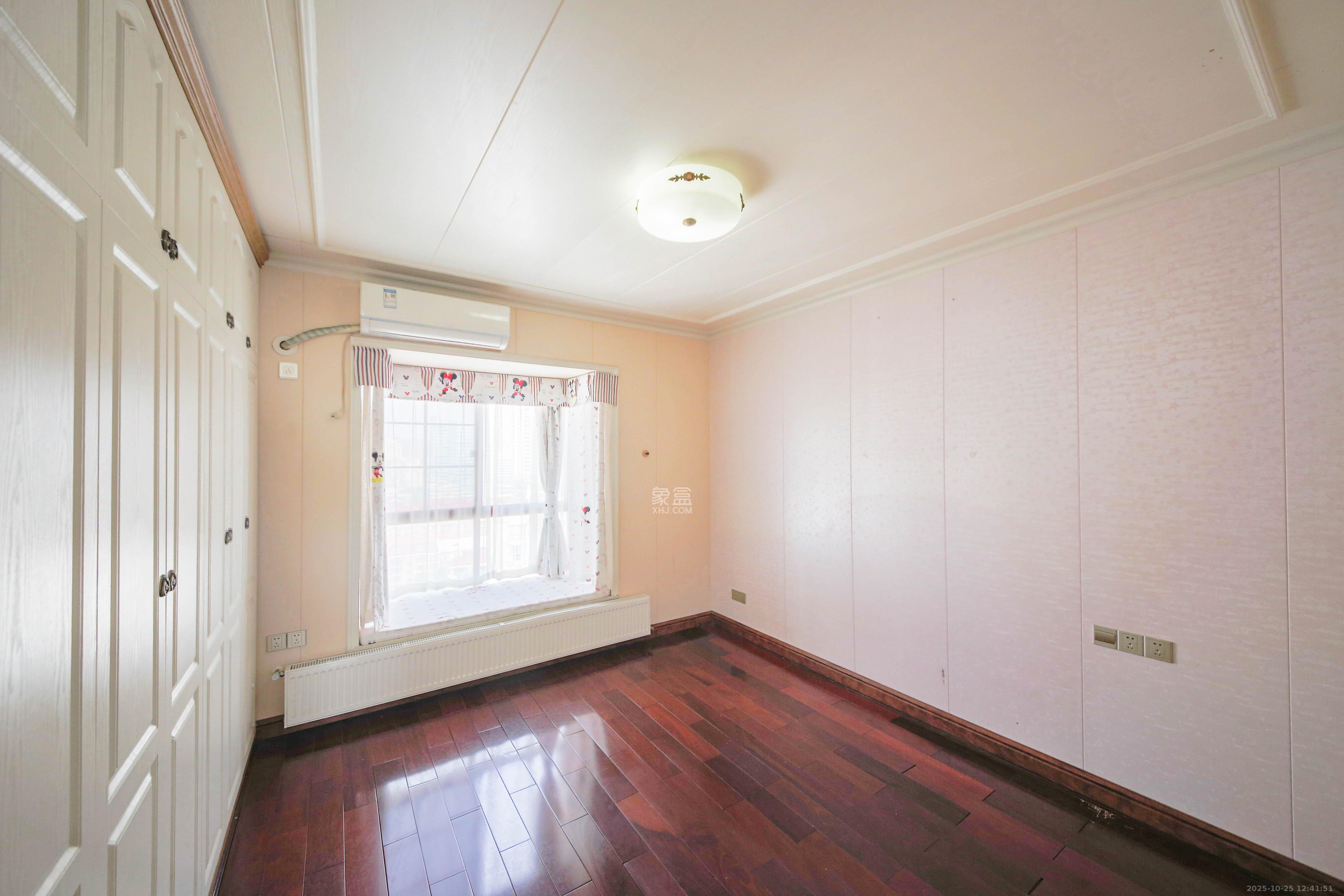 柠檬丽都  5室2厅2卫    228.0万卧室