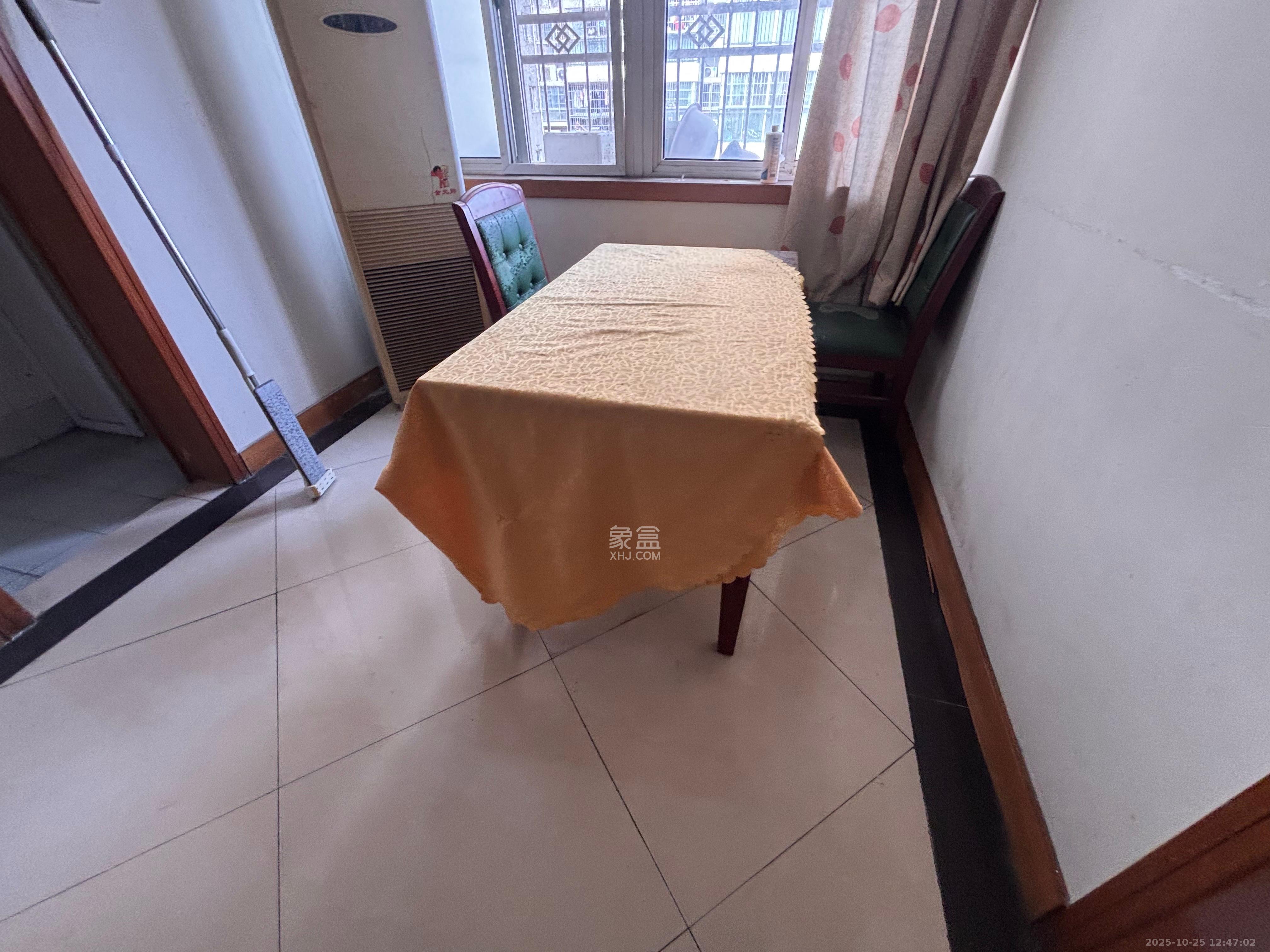 芙蓉区工商局宿舍  2室1厅1卫    1300.0元/月 芙蓉区工商局宿舍  2室1厅1卫    1300.0元/月室内图