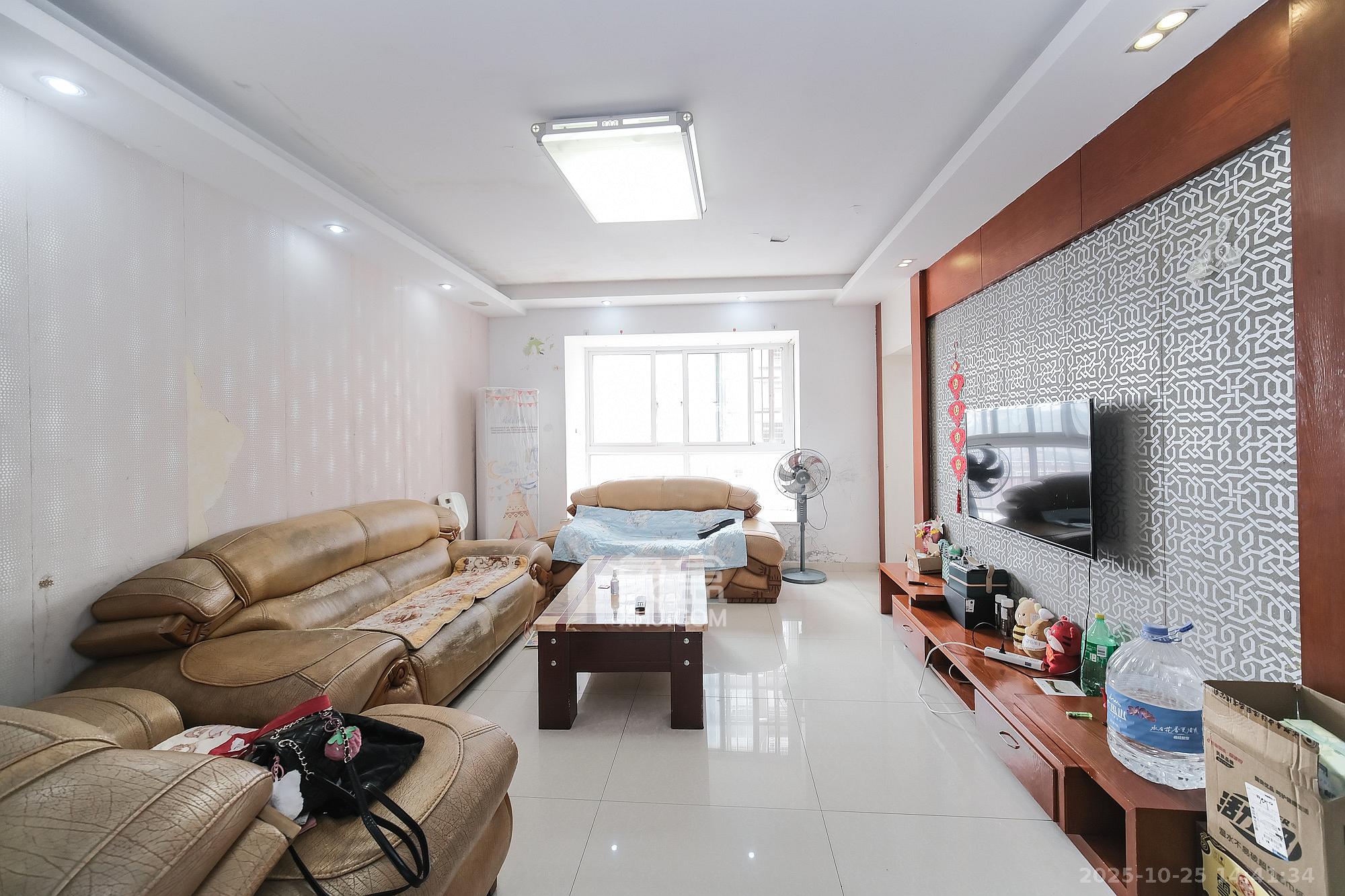 红树湾  3室2厅2卫    62.0万 红树湾  3室2厅2卫    62.0万客厅