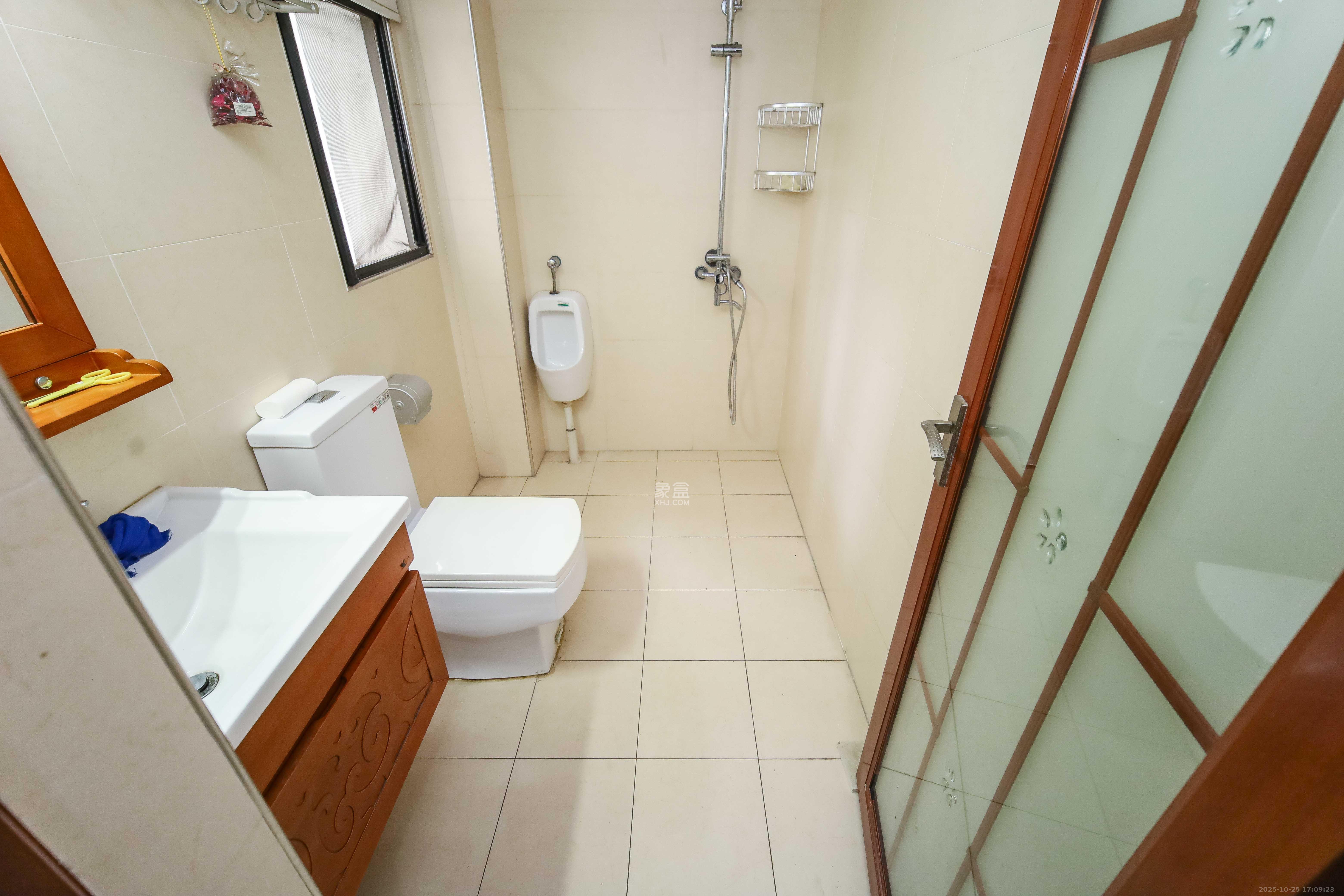 西街花园  3室2厅2卫    135.0万 西街花园  3室2厅2卫    135.0万卫生间