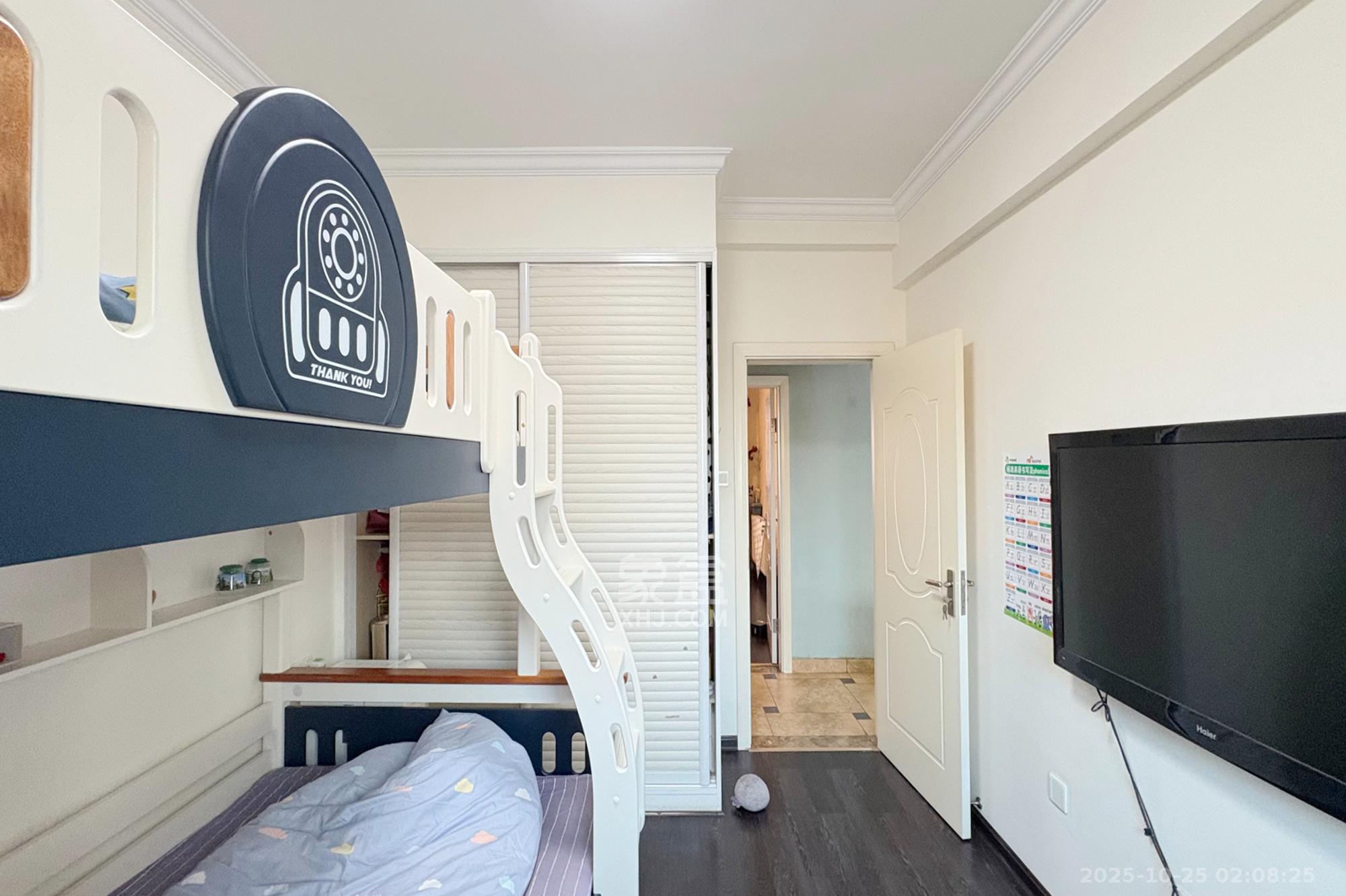 融圣国际  4室2厅2卫    225.0万卧室