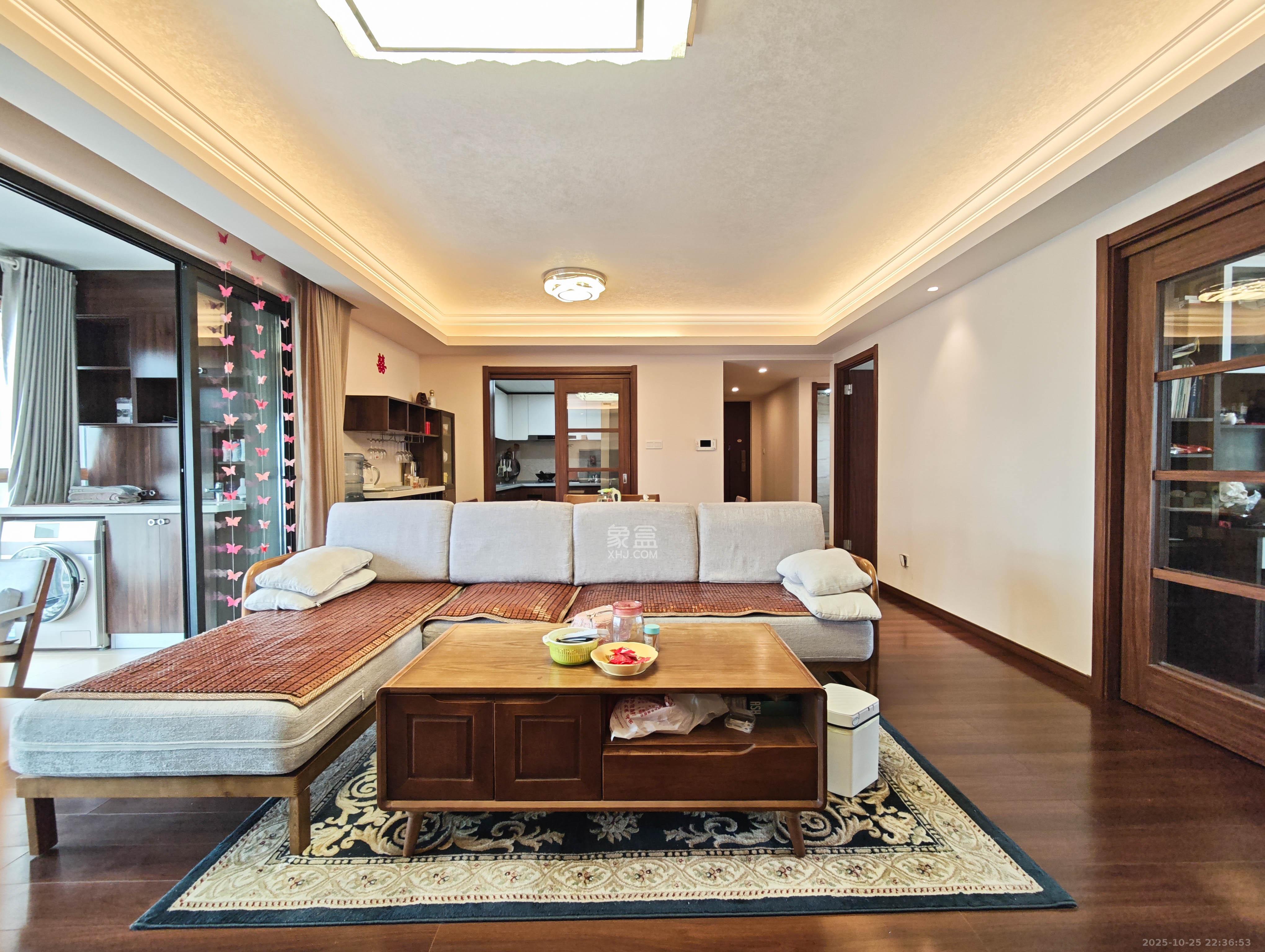 万科魅力之城  4室2厅2卫    150.0万客厅