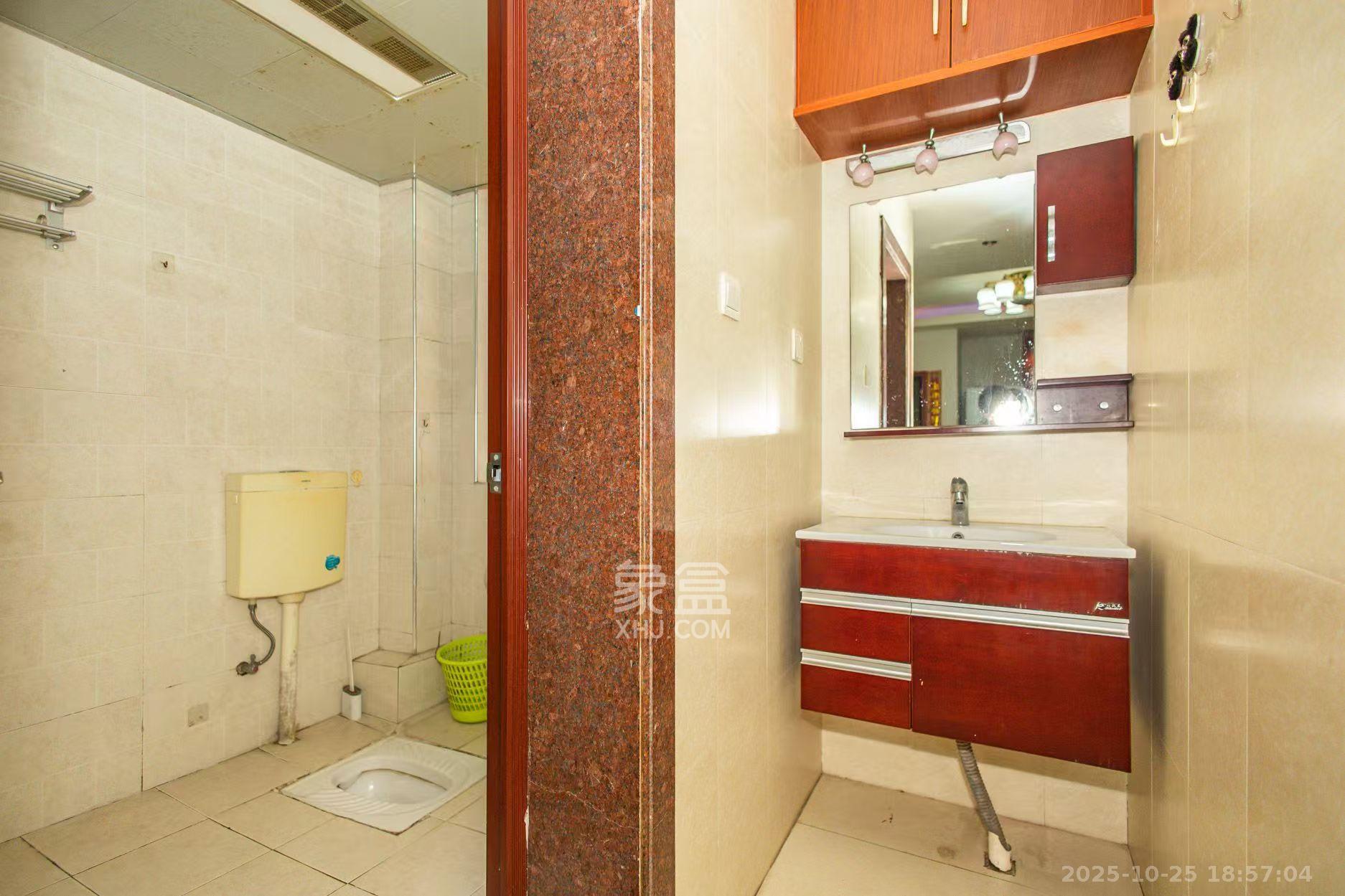 卧龙居国际村  3室2厅1卫    2200.0元/月 卧龙居国际村  3室2厅1卫    2200.0元/月室内图