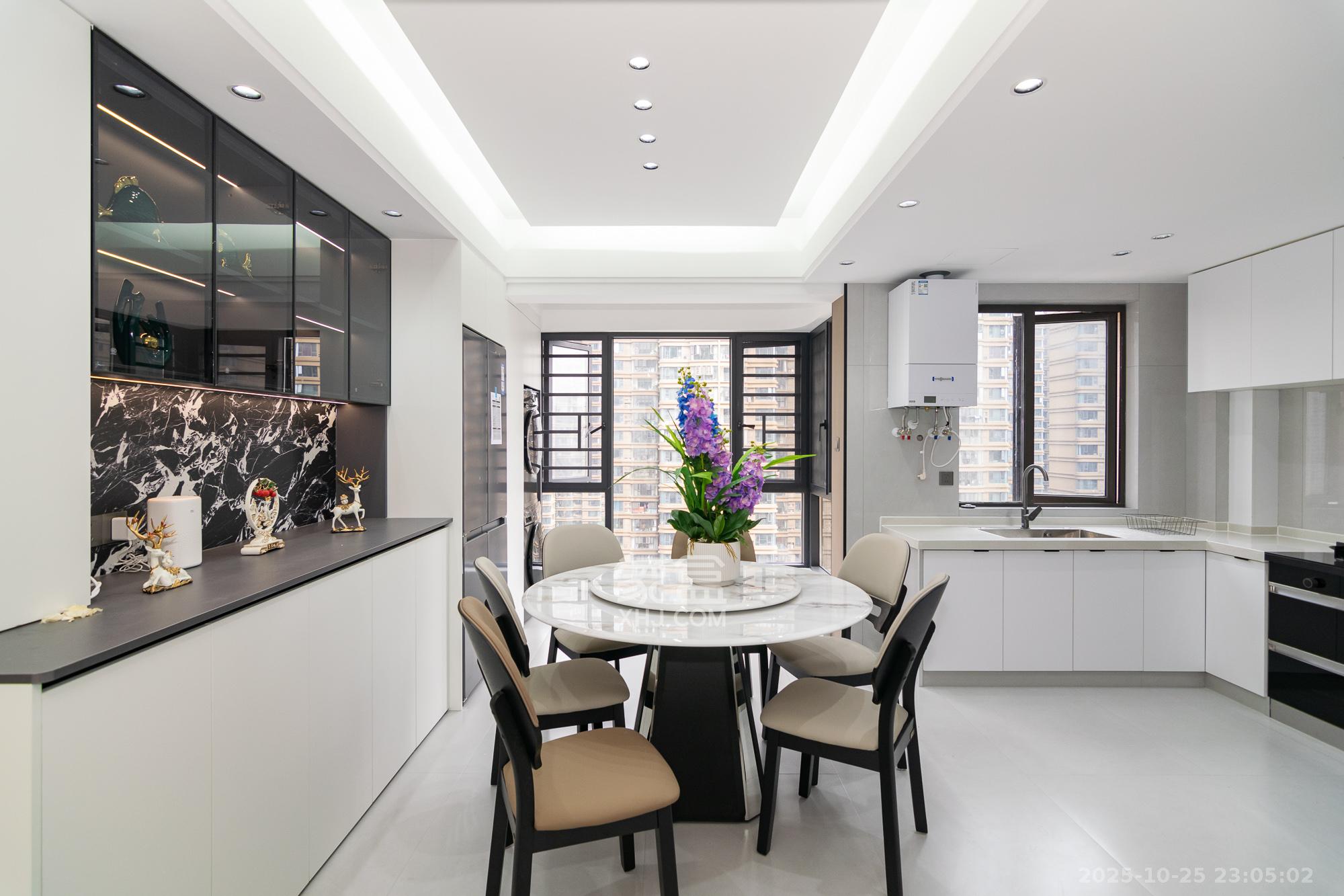 润和长郡（润和紫郡二三期）  5室2厅2卫    137.0万客厅