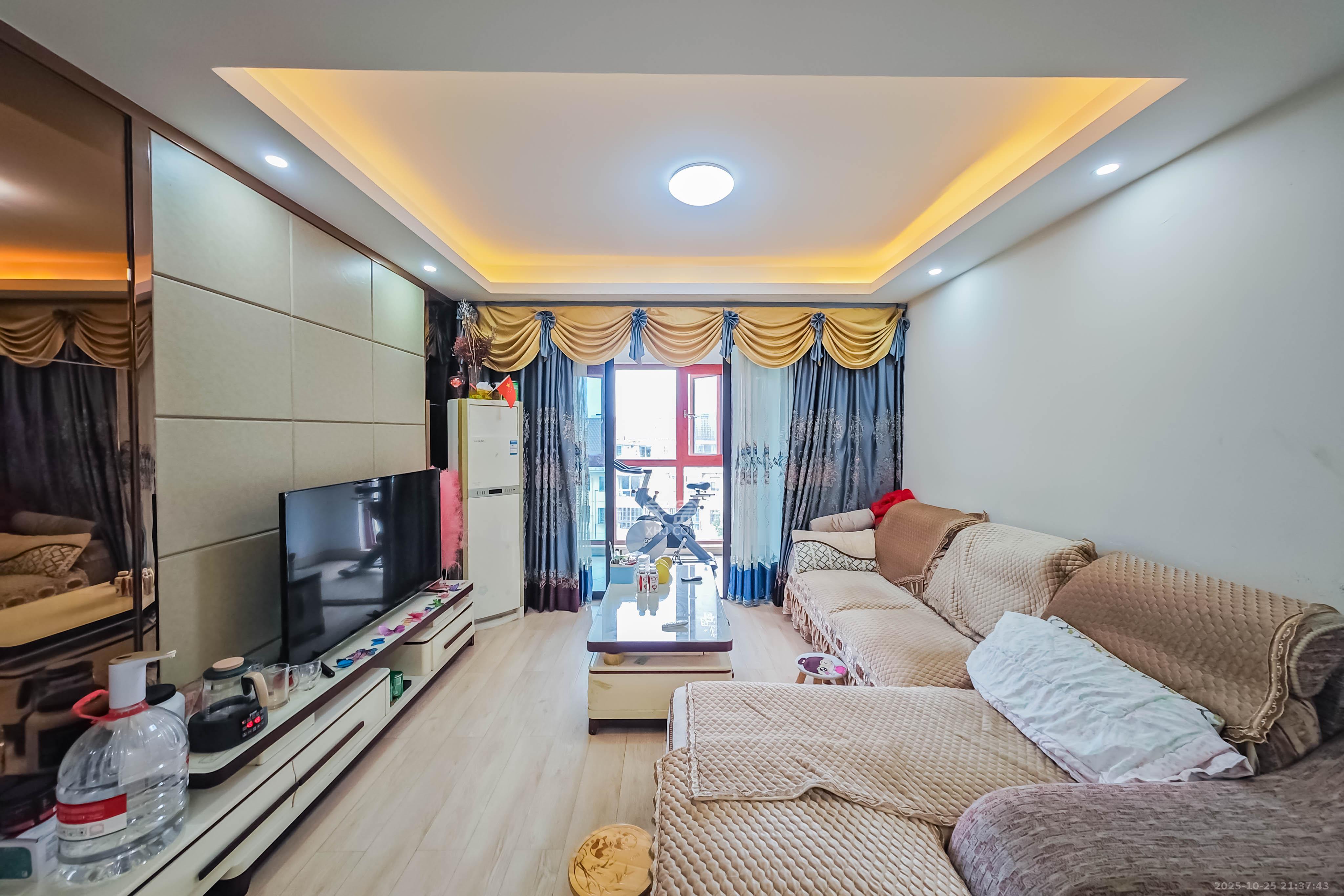 五江天街北区  3室2厅2卫    100.0万客厅