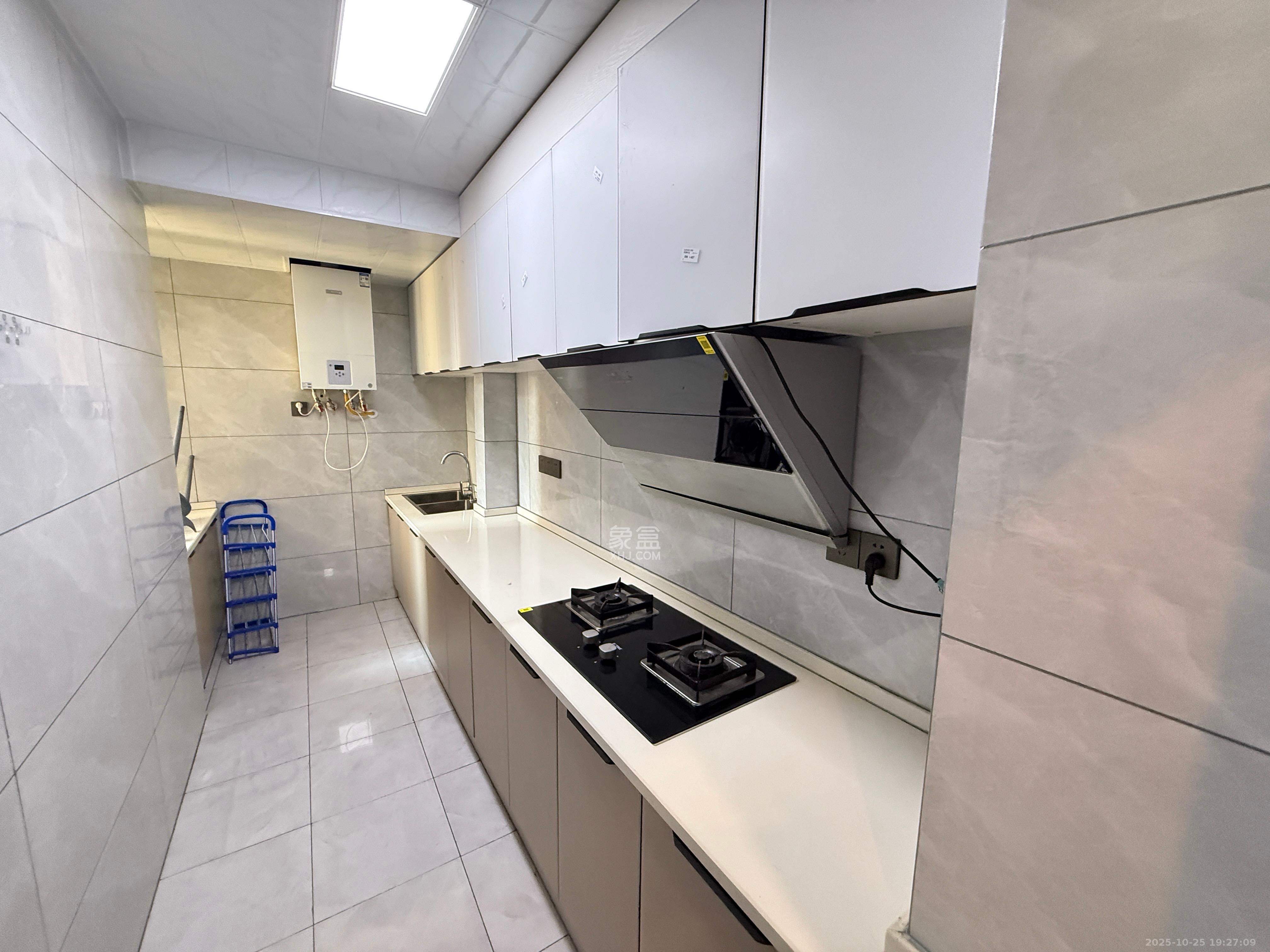 保利香槟国际  3室2厅1卫    2300.0元/月室内图