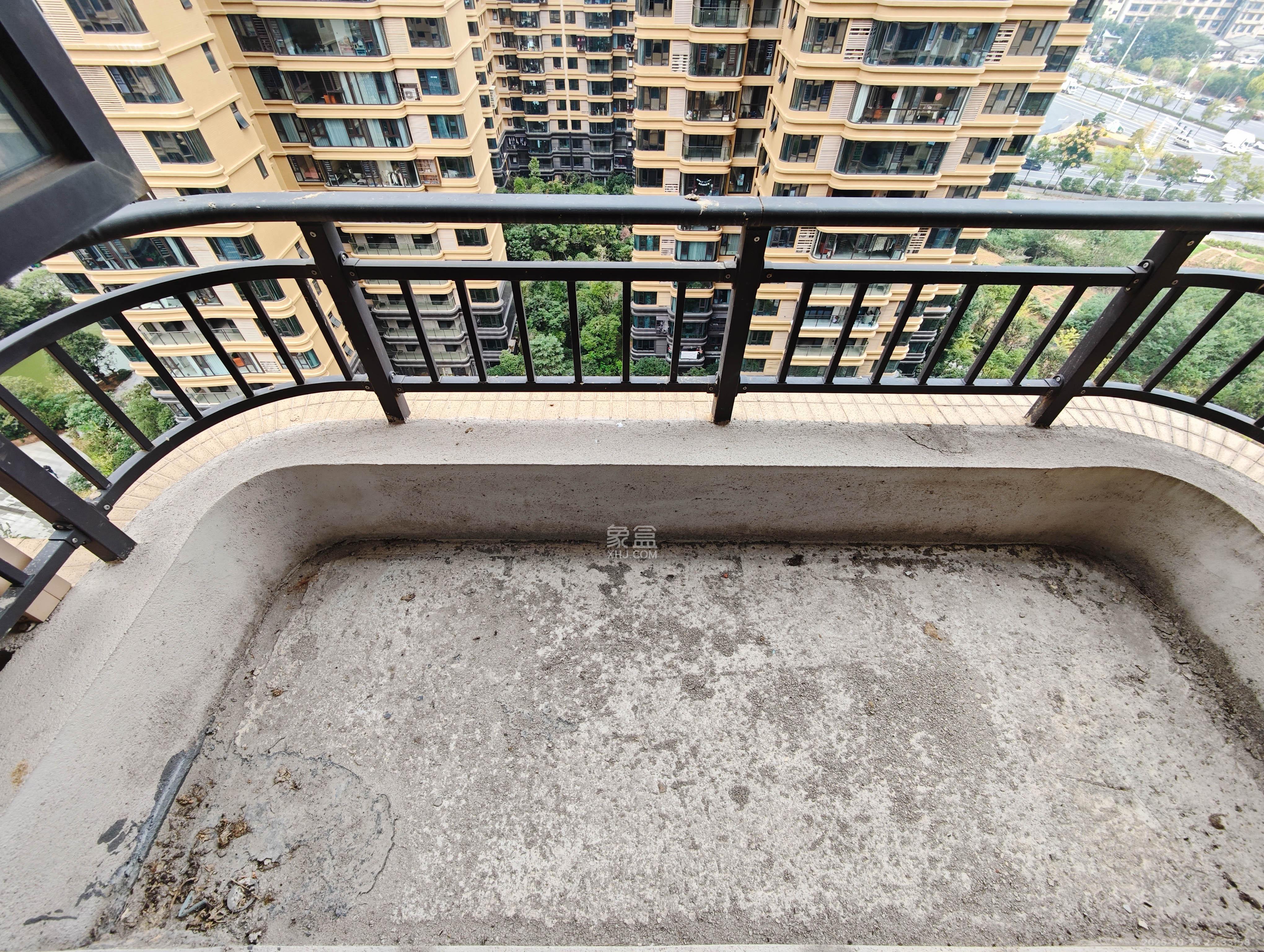 会展三润城  4室2厅2卫    85.8万阳台