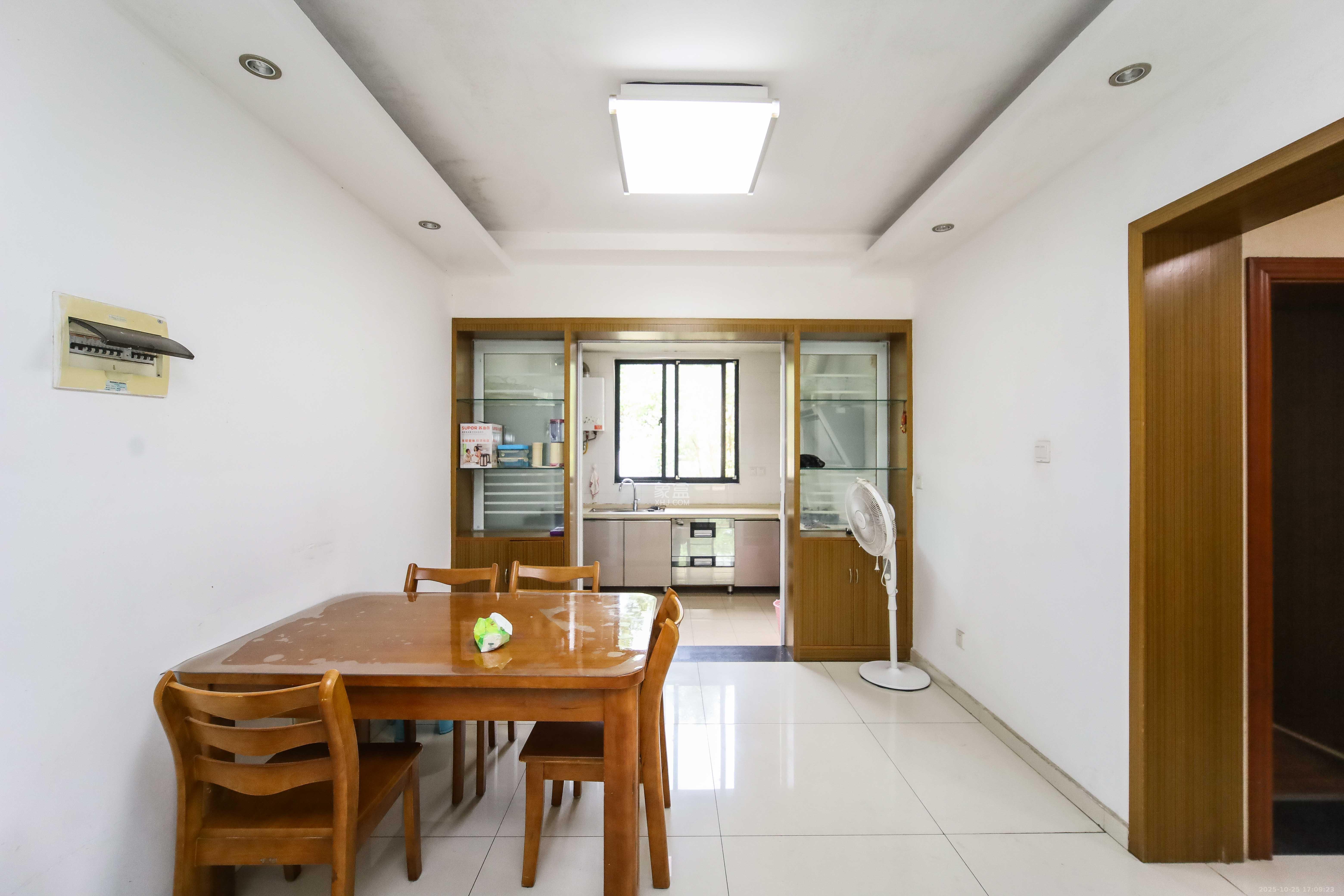 西街花园  3室2厅2卫    135.0万 西街花园  3室2厅2卫    135.0万客厅