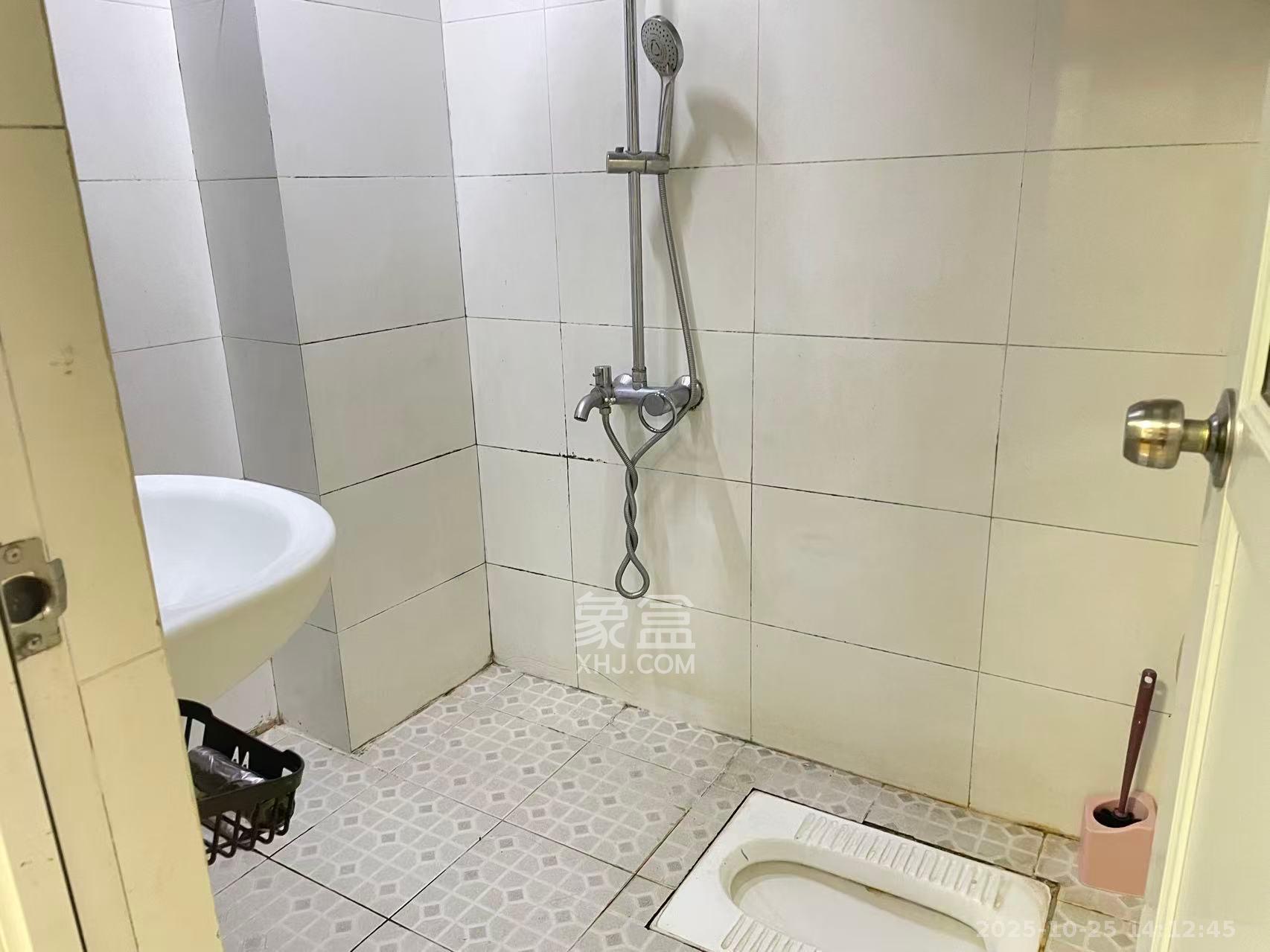 山水华景  1室1厅1卫    1300.0元/月室内图