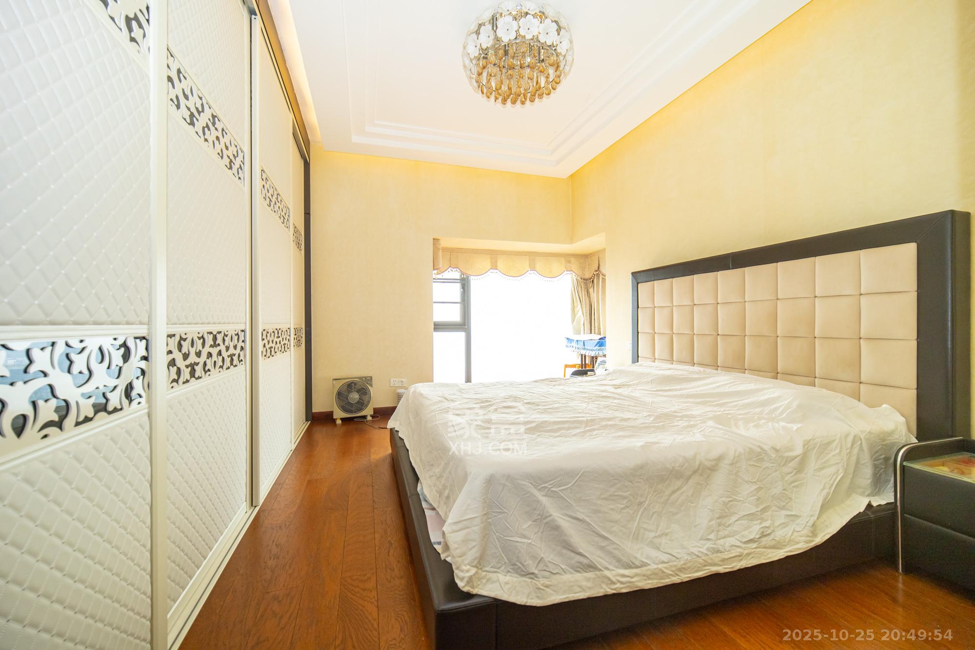 藏珑湖上国际花园  4室2厅2卫    180.0万卧室