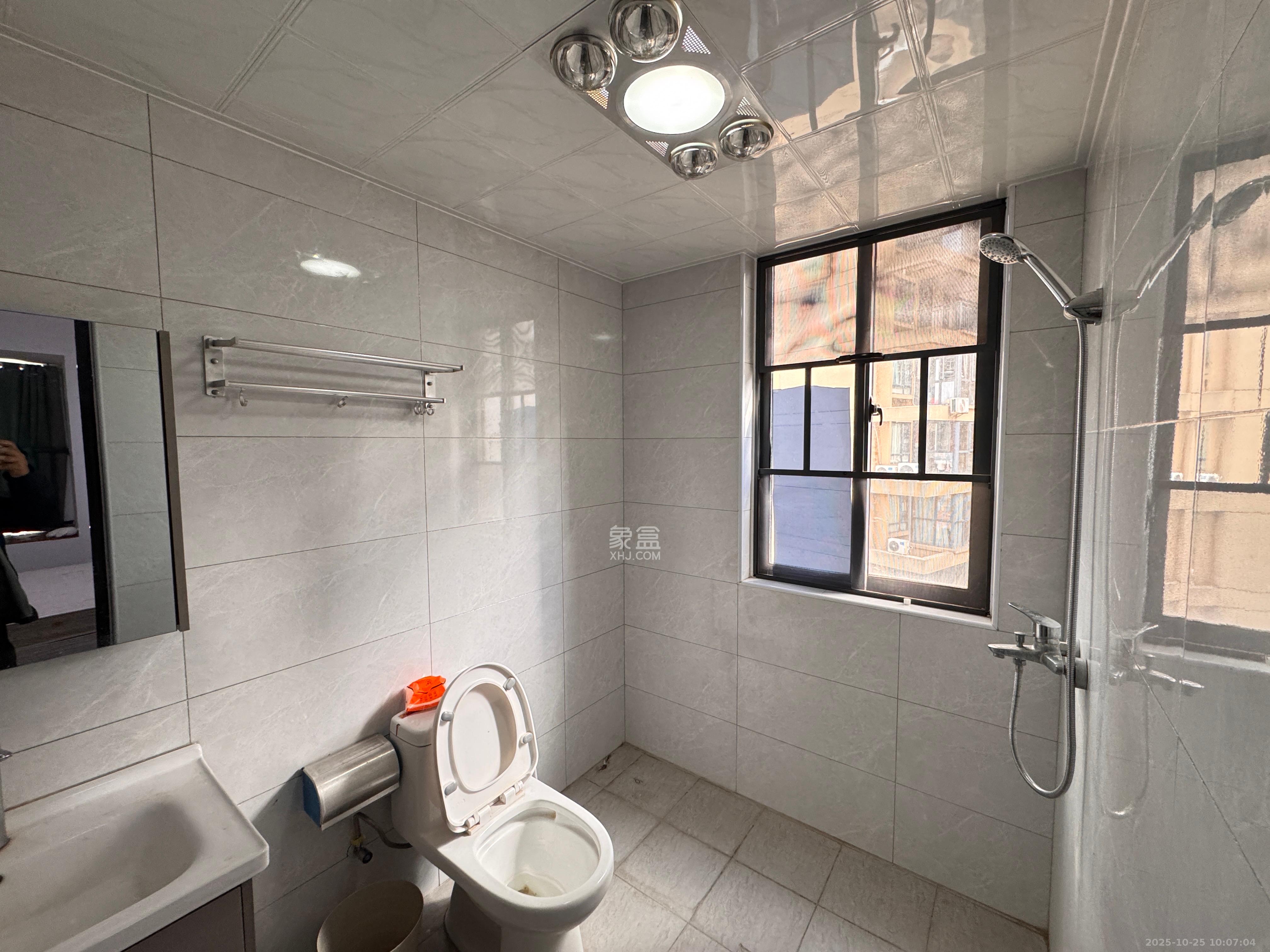 西湖鸿运佳苑  3室2厅2卫    2400.0元/月 西湖鸿运佳苑  3室2厅2卫    2400.0元/月室内图