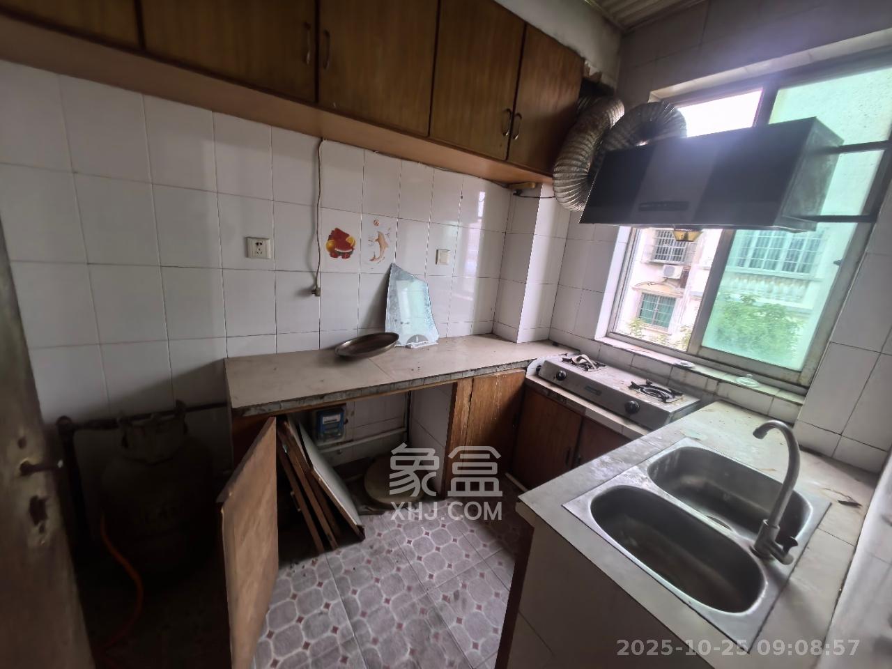 中南汽车世界  3室2厅1卫    1300.0元/月室内图