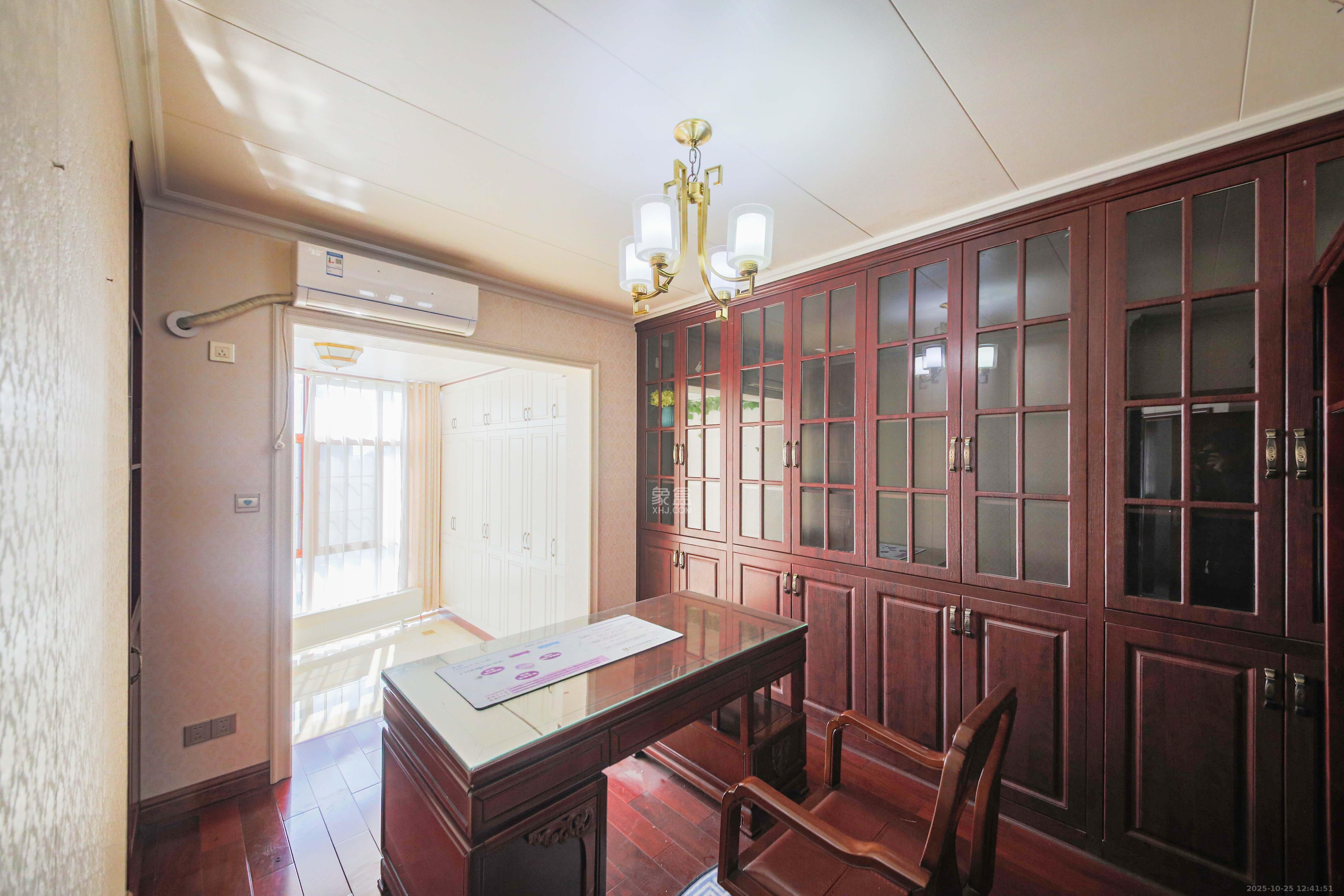 柠檬丽都  5室2厅2卫    228.0万卧室