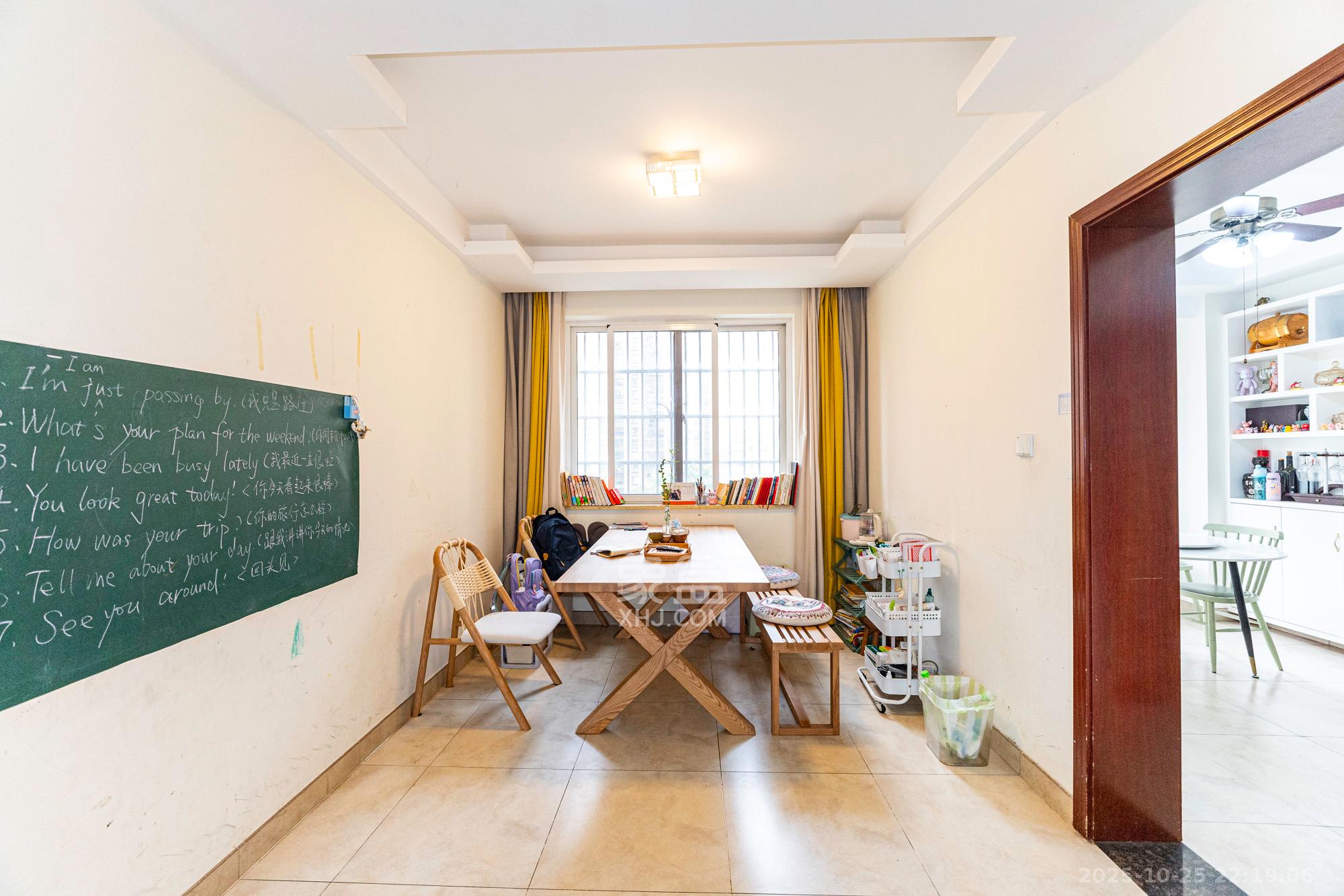 筑梦佳园  4室2厅2卫    79.8万客厅