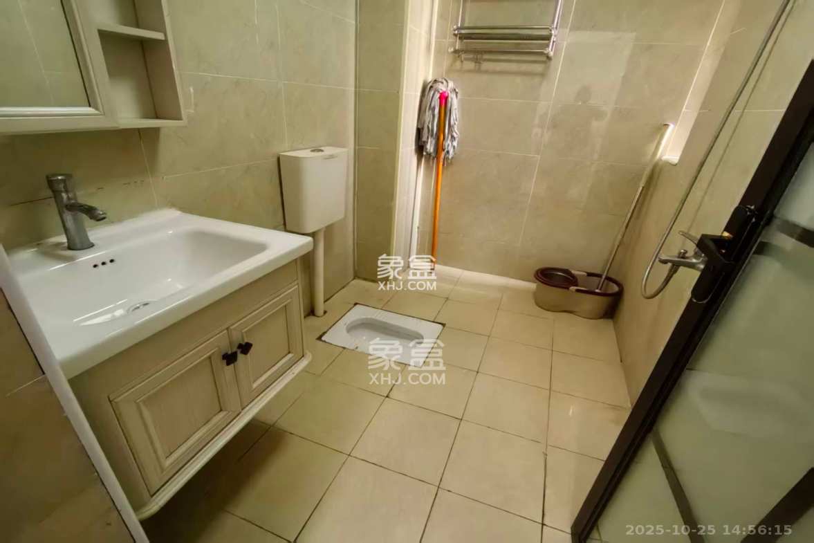 荣泰广场  4室2厅2卫    2700.0元/月 荣泰广场  4室2厅2卫    2700.0元/月室内图