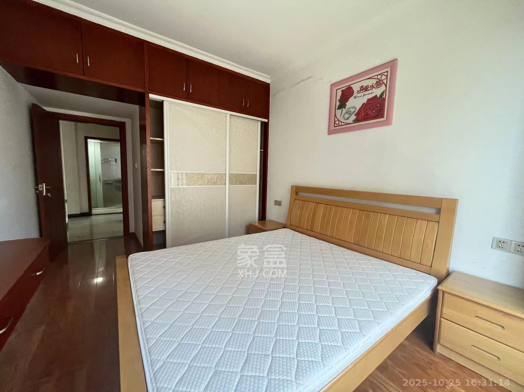 东城港  3室2厅2卫    2600.0元/月 东城港  3室2厅2卫    2600.0元/月室内图