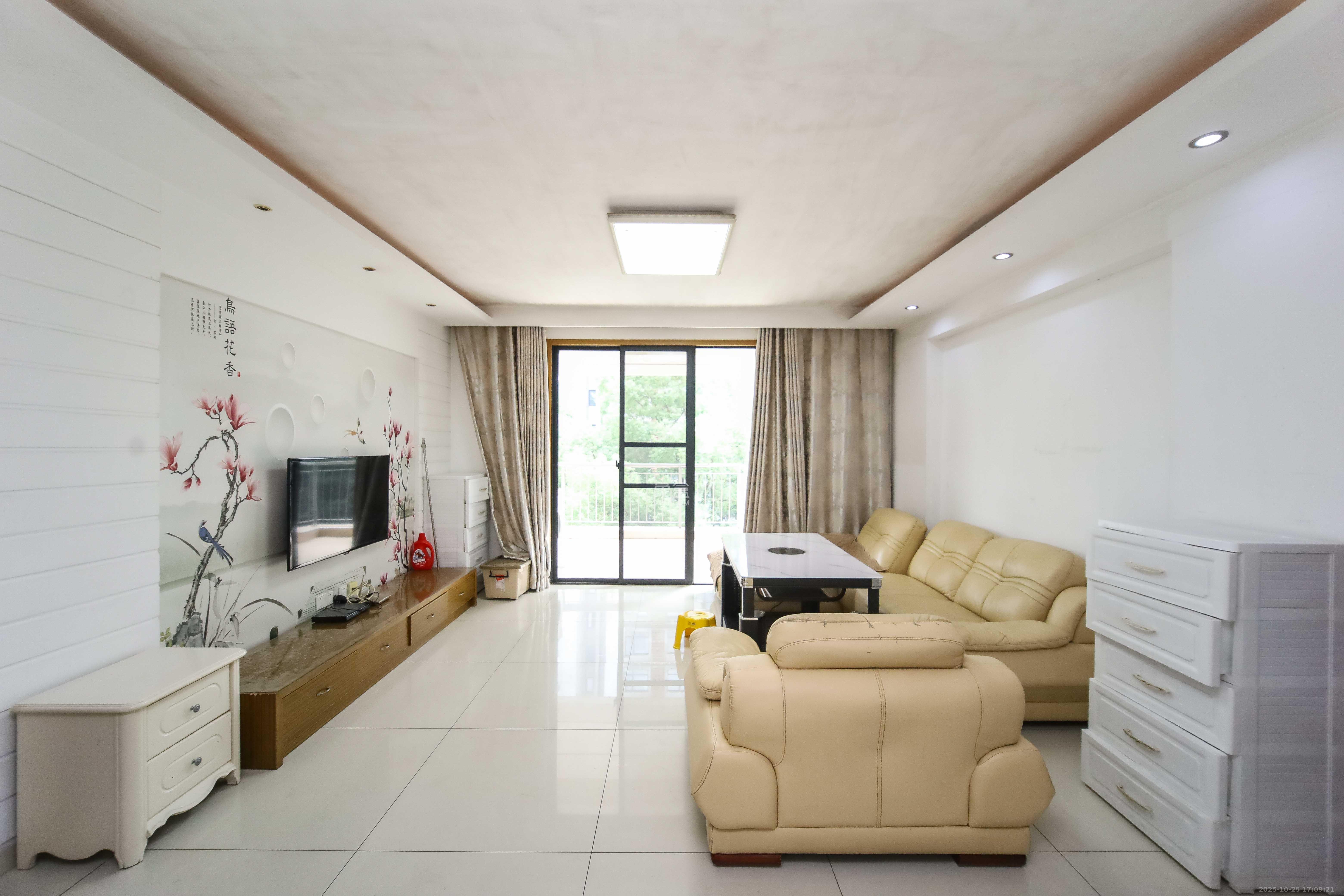 西街花园  3室2厅2卫    135.0万客厅