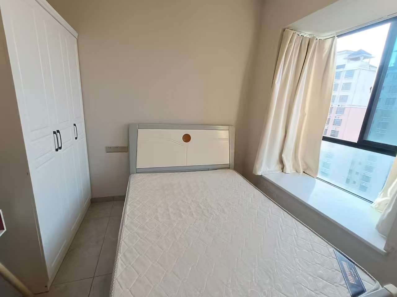 乾坤湖龙昆花园  1室1厅1卫    1900.0元/月