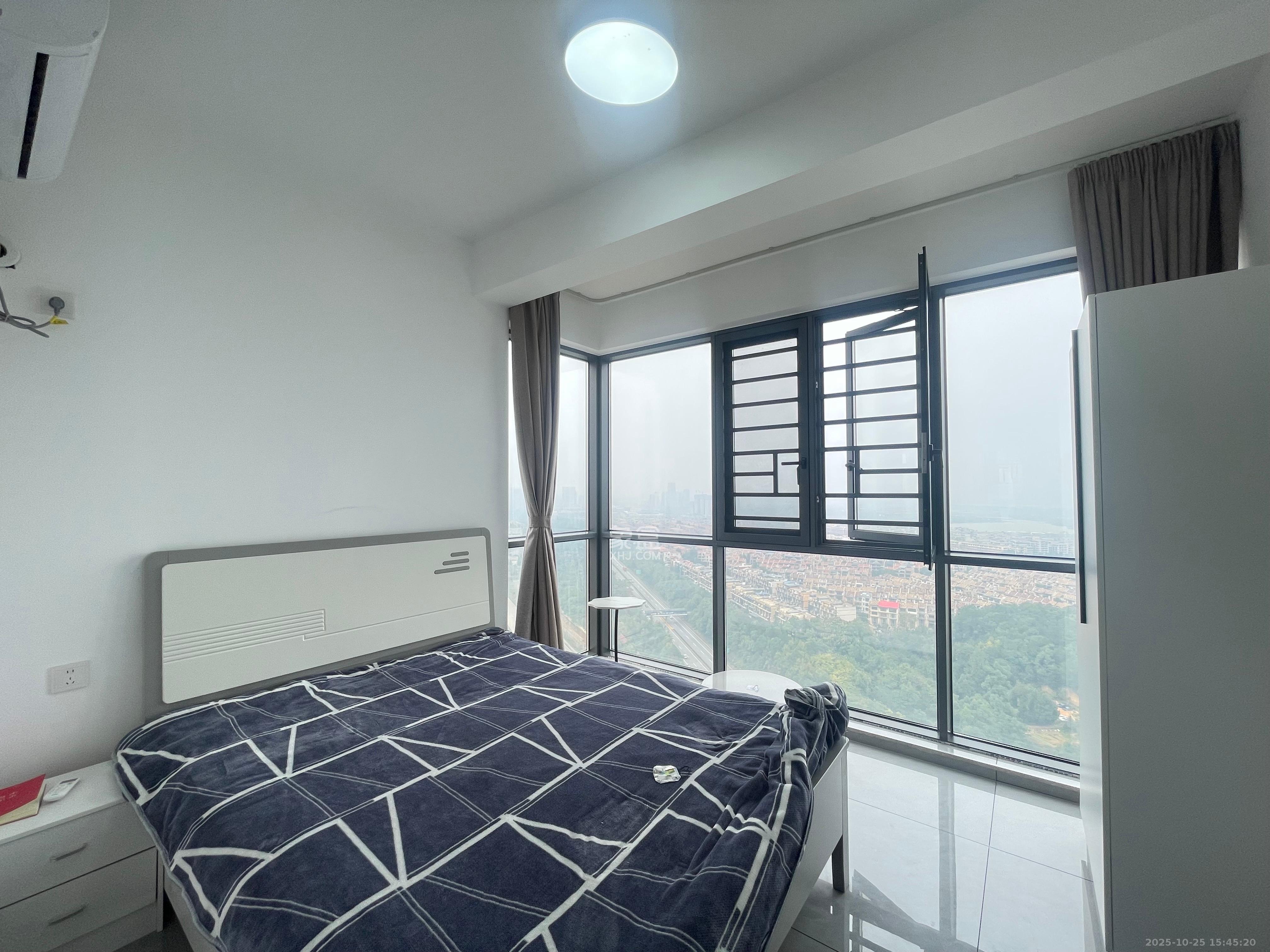 港湘铂玥(天园地芳国际珠宝城) 4室2厅2卫 2300.0元/月 港湘铂玥(天园地芳国际珠宝城) 4室2厅2卫 2300.0元/月室内图