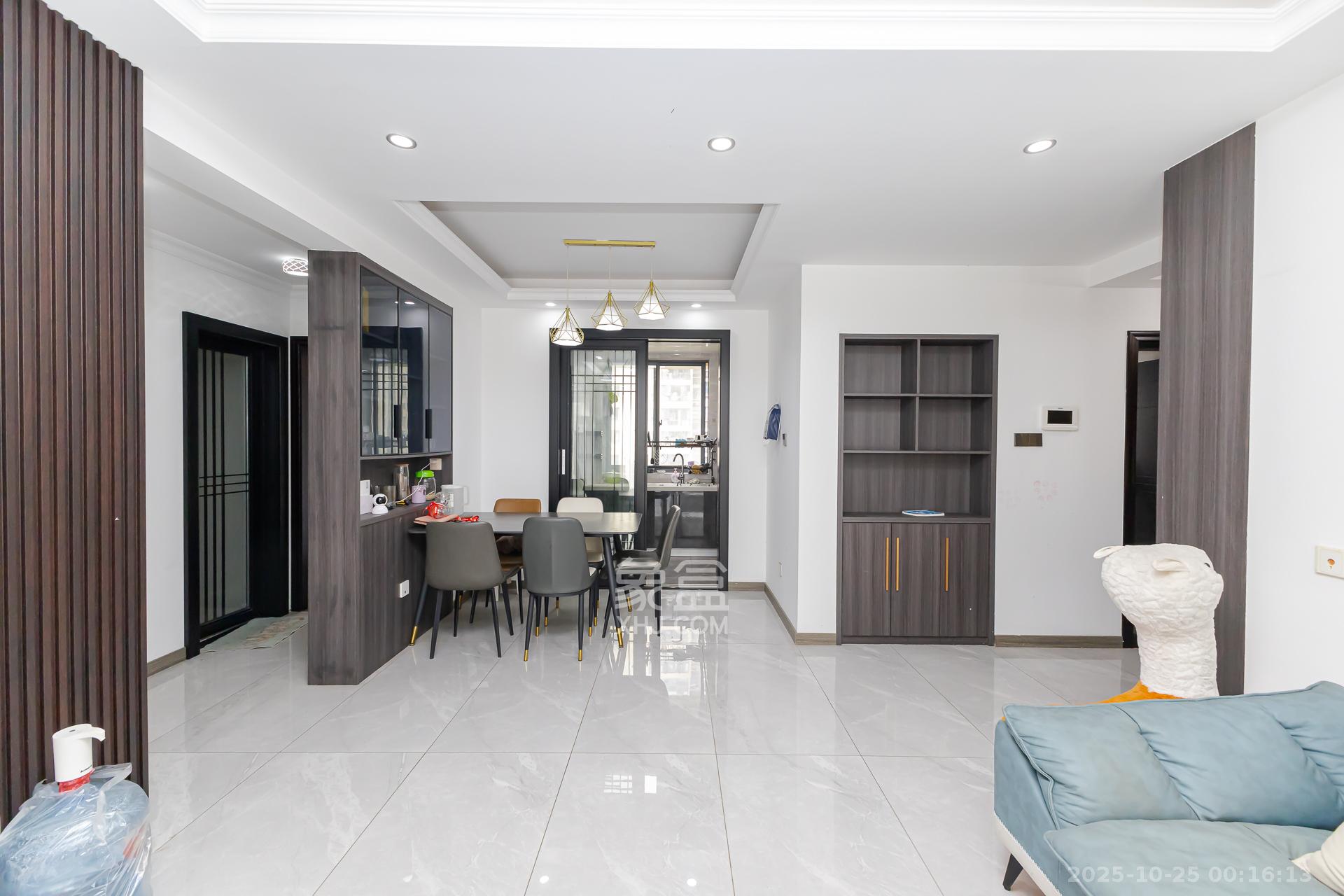 明发阅江悦府  3室2厅2卫    102.8万 明发阅江悦府  3室2厅2卫    102.8万客厅