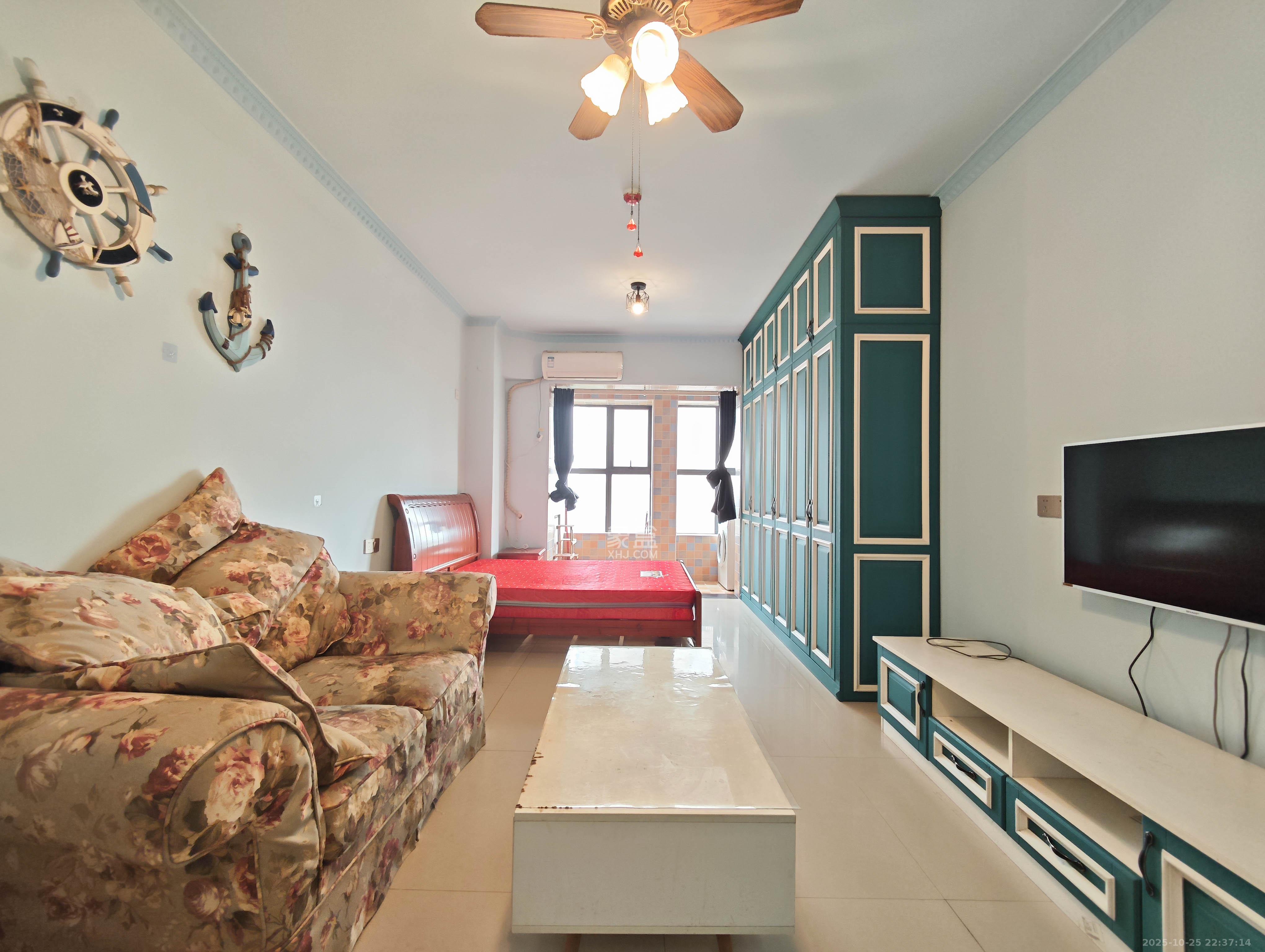 万科魅力之城  1室1厅1卫    28.0万客厅