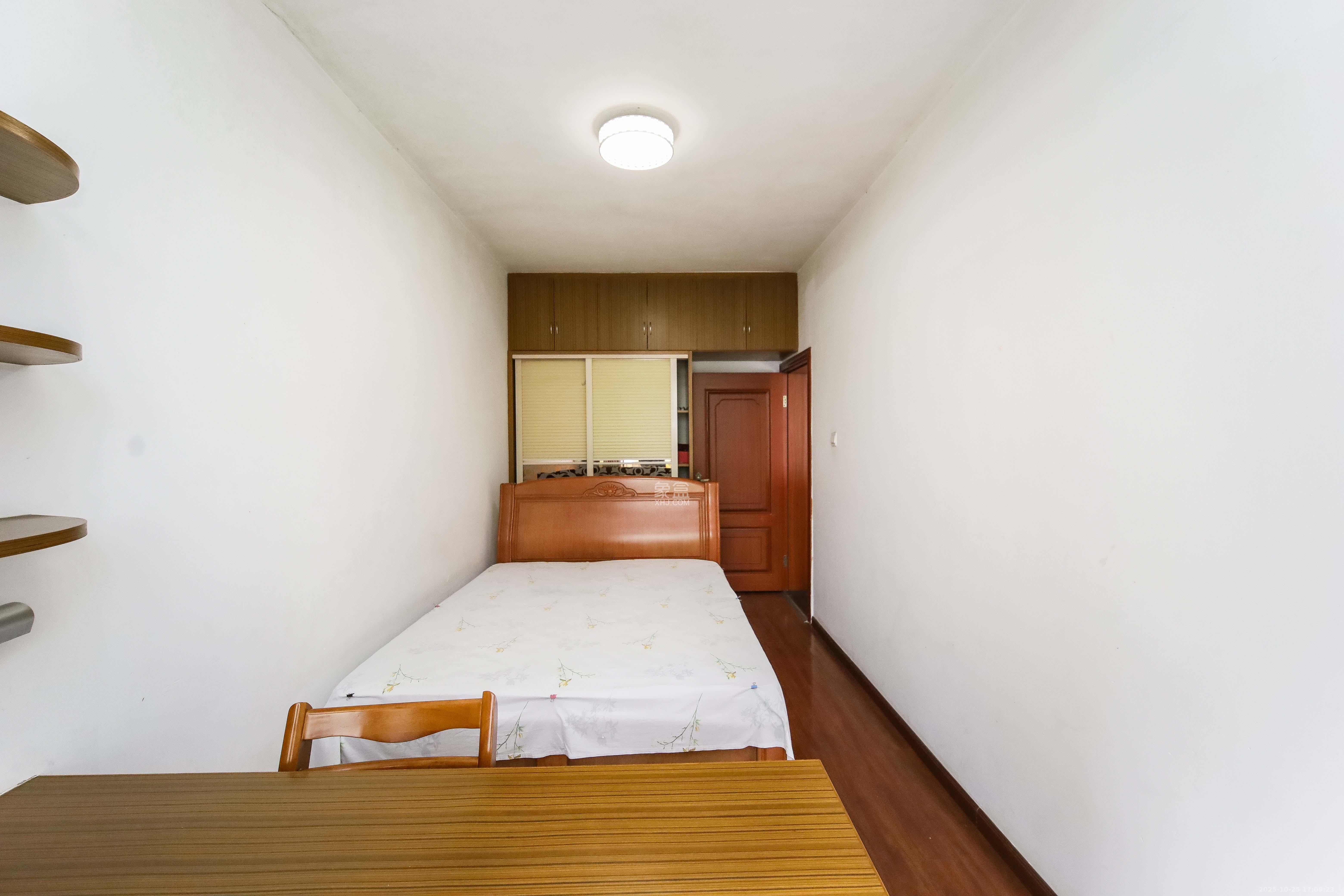 西街花园  3室2厅2卫    135.0万卧室