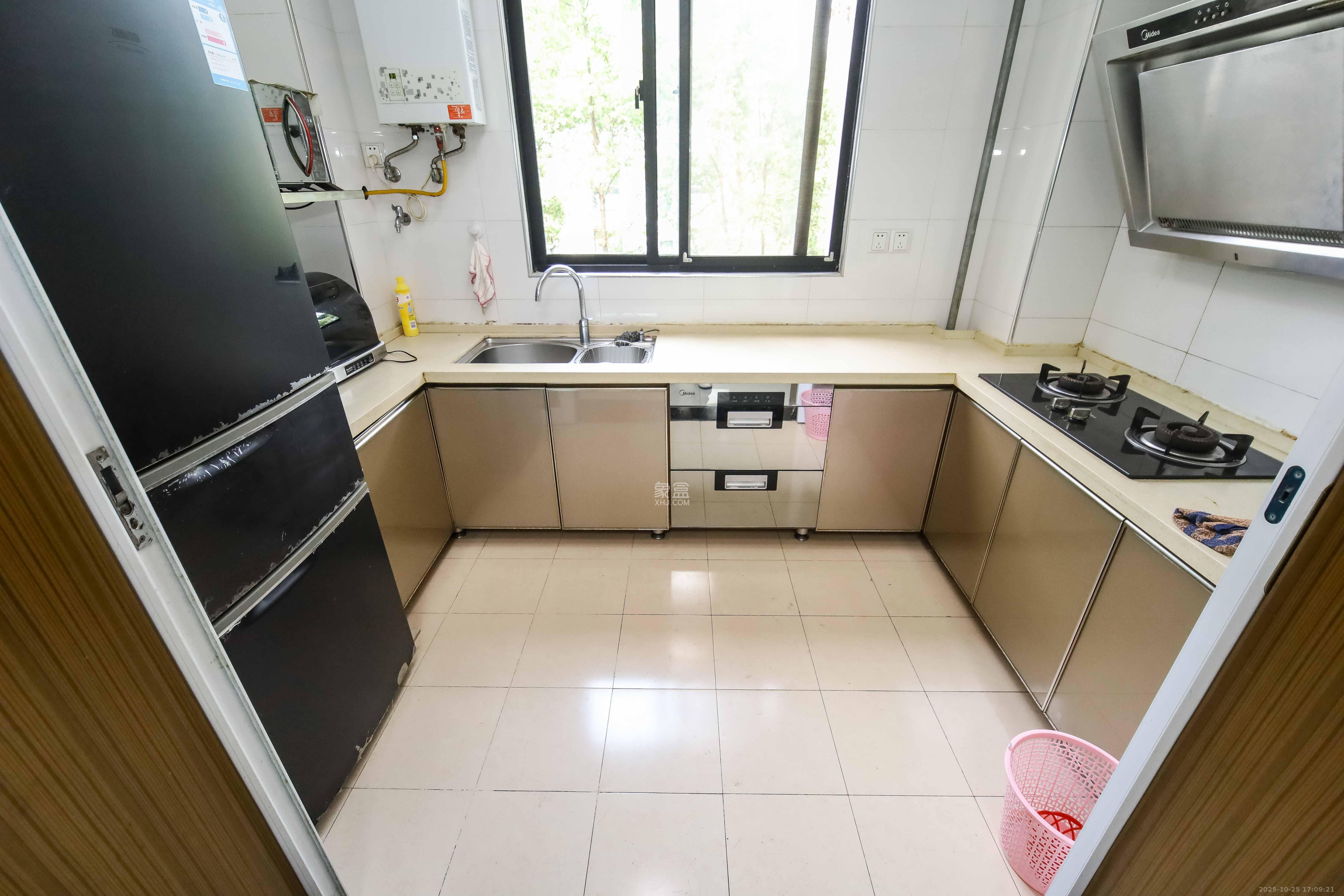 西街花园  3室2厅2卫    135.0万厨房