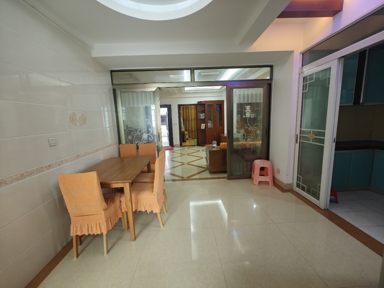 南海大厦(五指山路)  3室2厅1卫    2400.0元/月 南海大厦(五指山路)  3室2厅1卫    2400.0元/月室内图