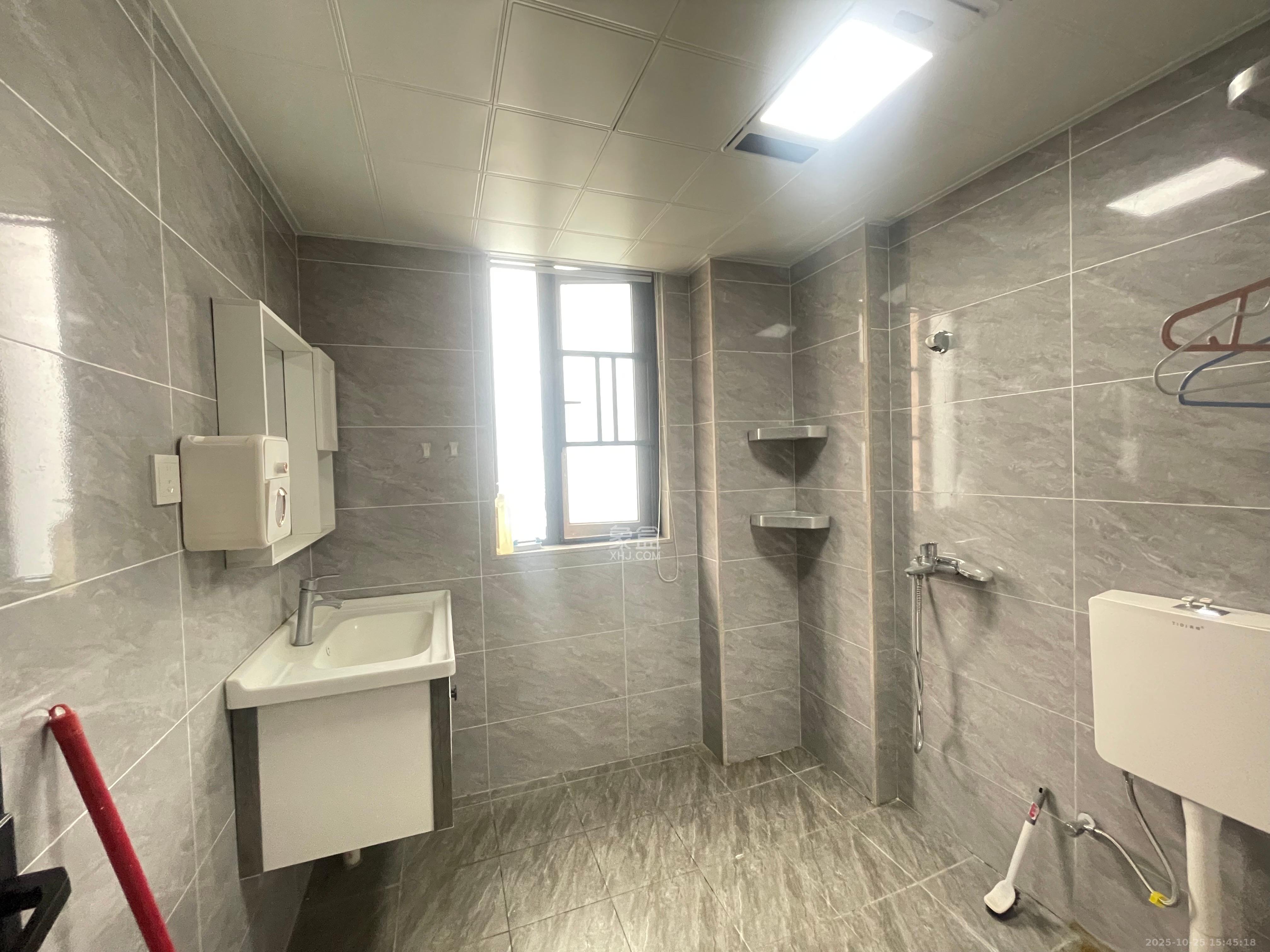 港湘铂玥（天园地芳国际珠宝城）  4室2厅2卫    2300.0元/月室内图