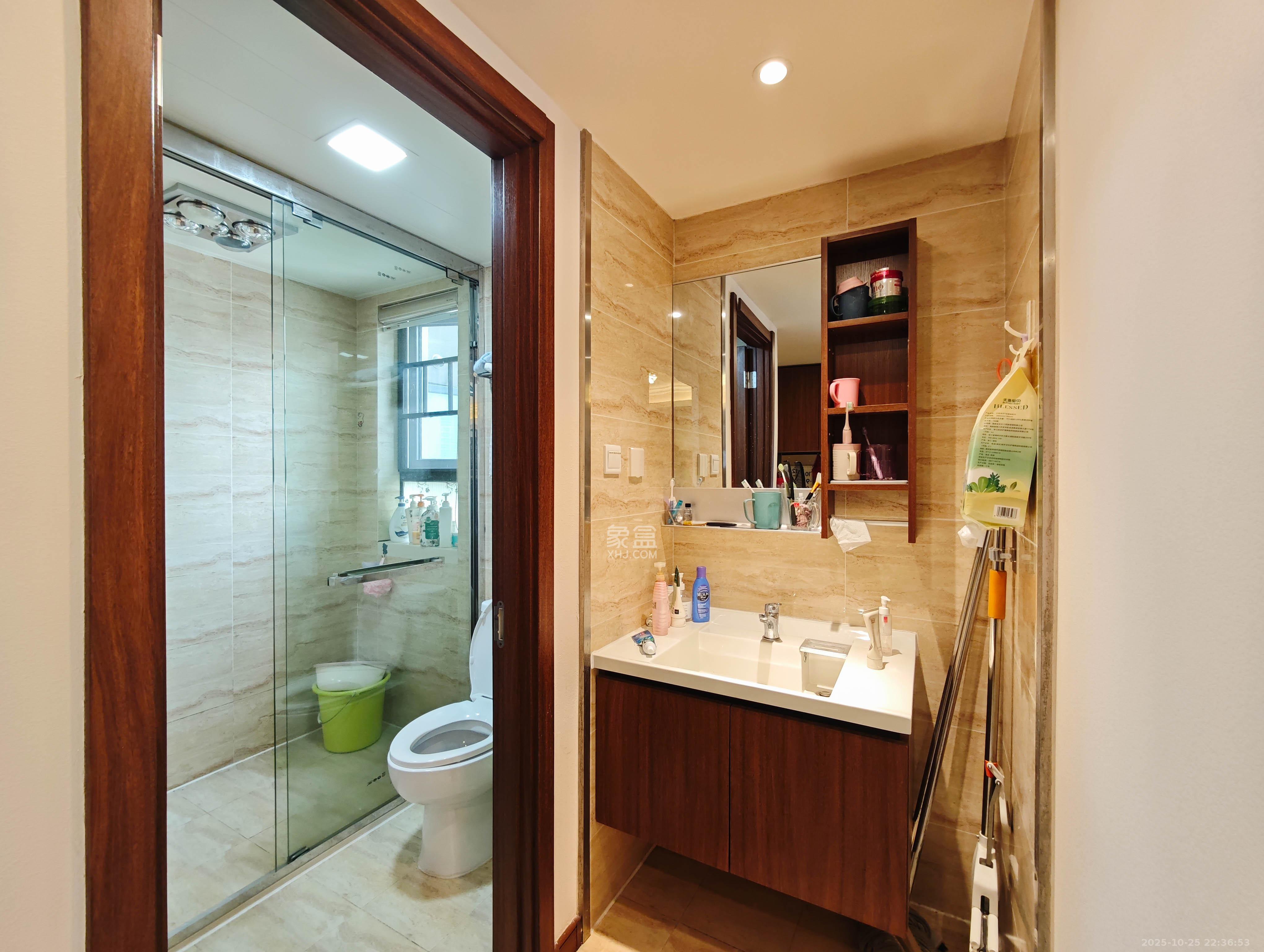 万科魅力之城  4室2厅2卫    150.0万卫生间