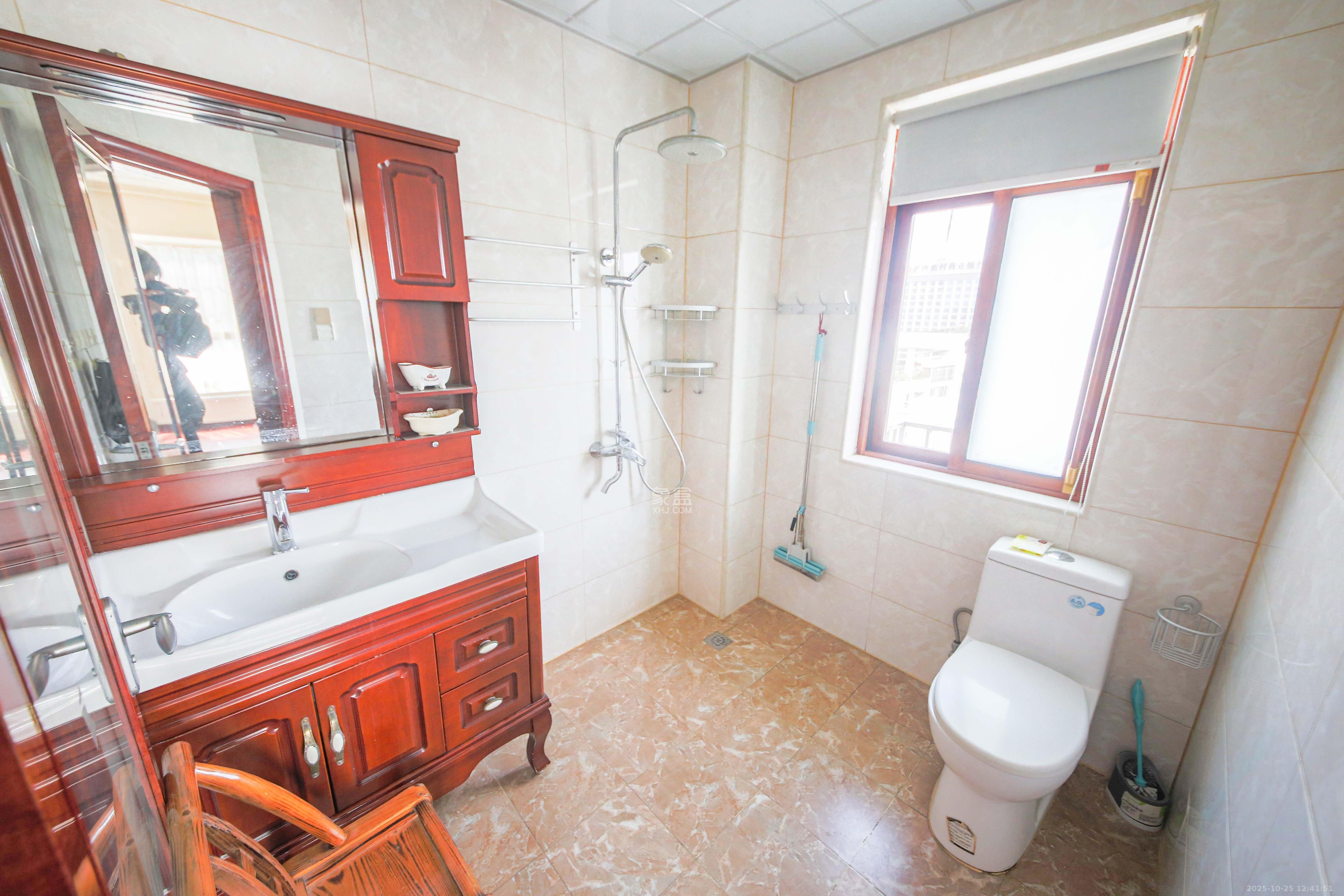 柠檬丽都  5室2厅2卫    228.0万卫生间