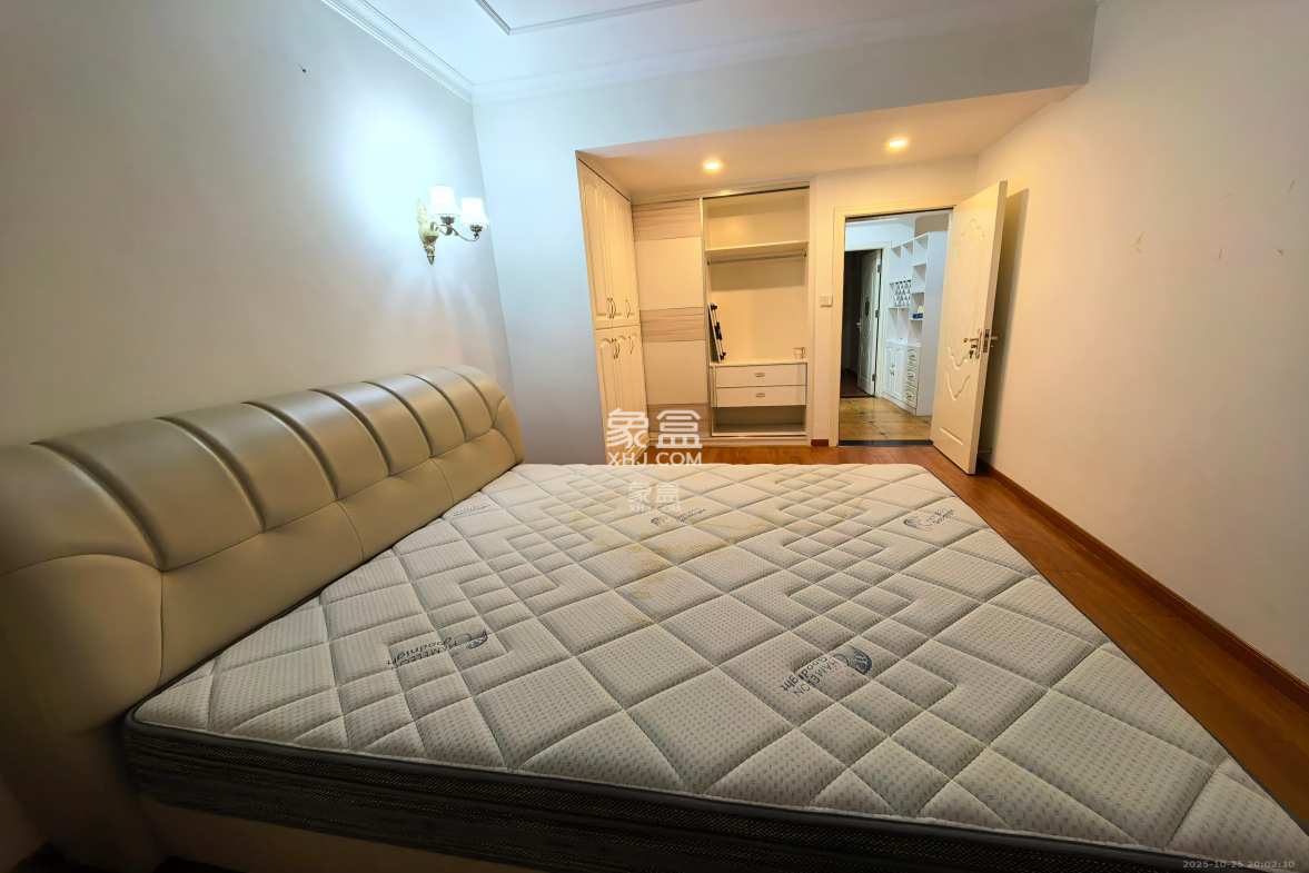 华润置地广场二期 3室2厅1卫 2300.0元/月 华润置地广场二期 3室2厅1卫 2300.0元/月室内图