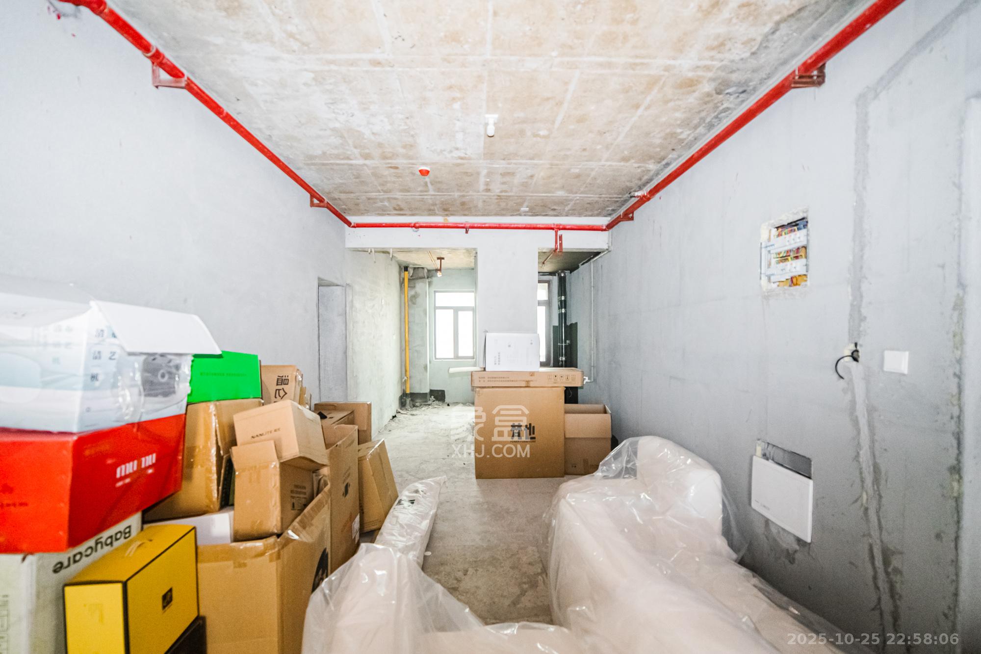 富兴时代御城  4室2厅3卫    240.0万客厅