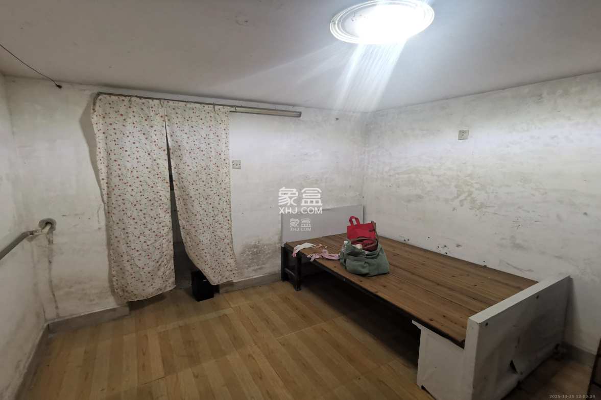 鄱阳小区  1室0厅0卫    450.0元/月 鄱阳小区  1室0厅0卫    450.0元/月室内图