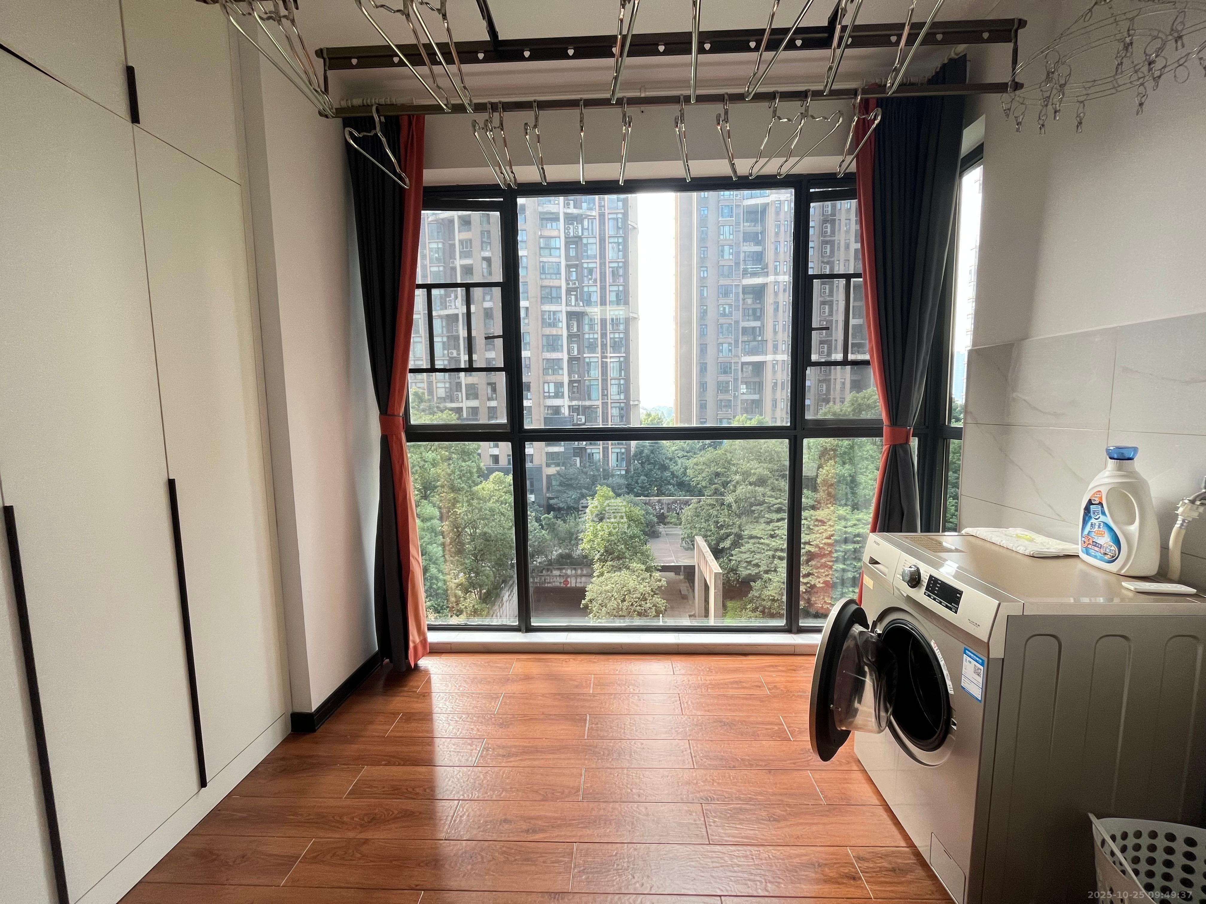 藏珑湖上国际花园  3室2厅1卫    3500.0元/月室内图