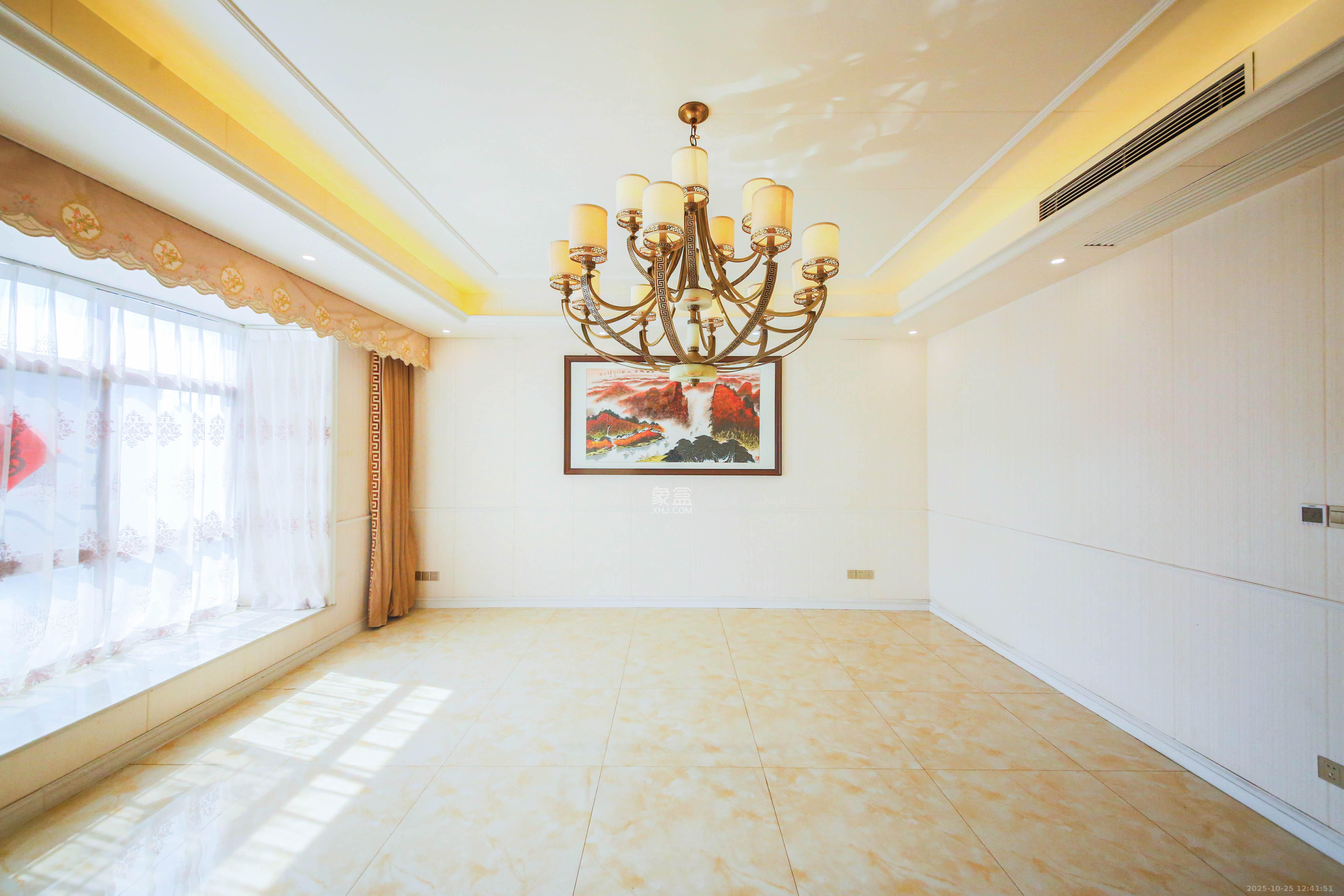 柠檬丽都  5室2厅2卫    228.0万客厅