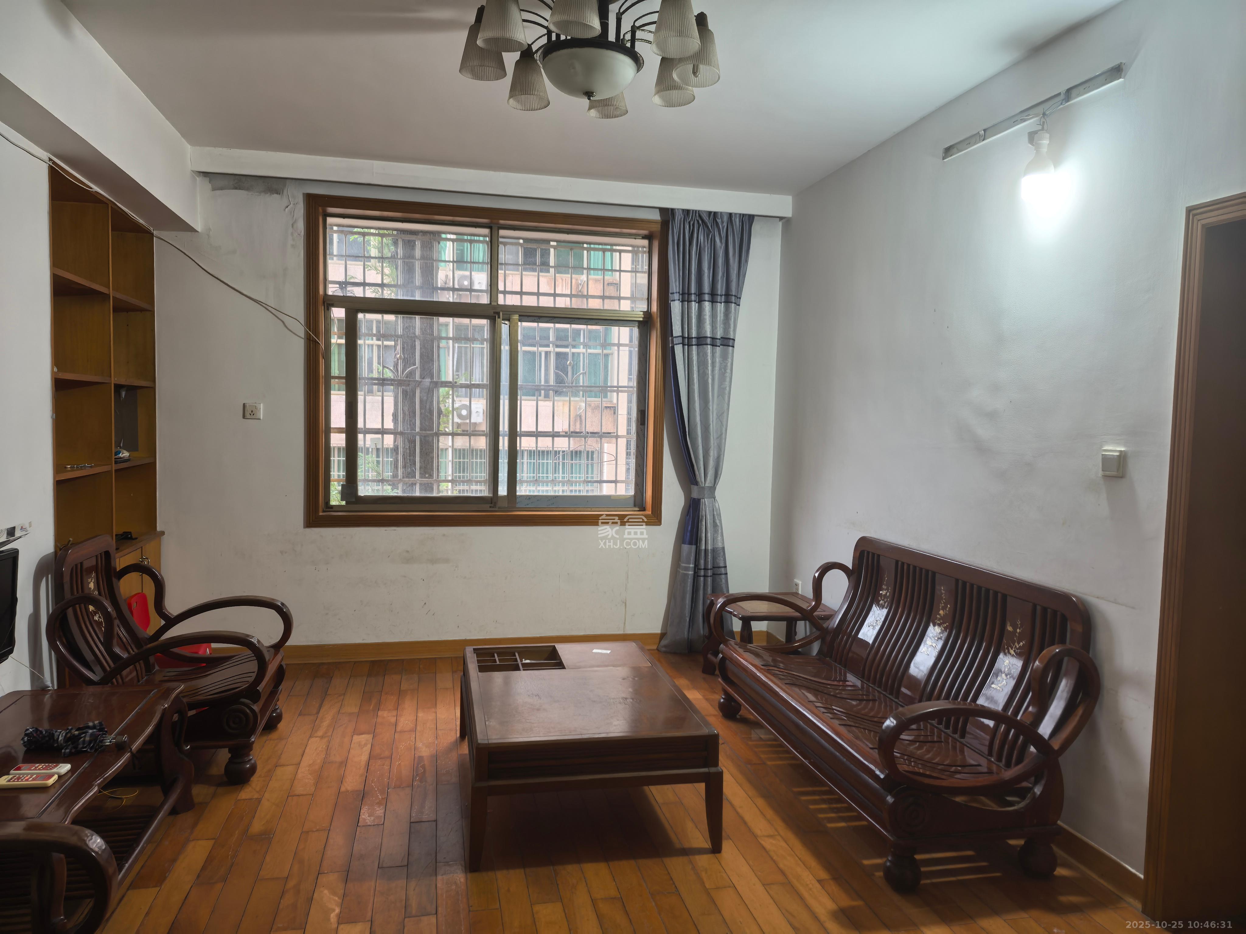 国家林业局中南林业调查规划设计院  3室2厅1卫    1600.0元/月