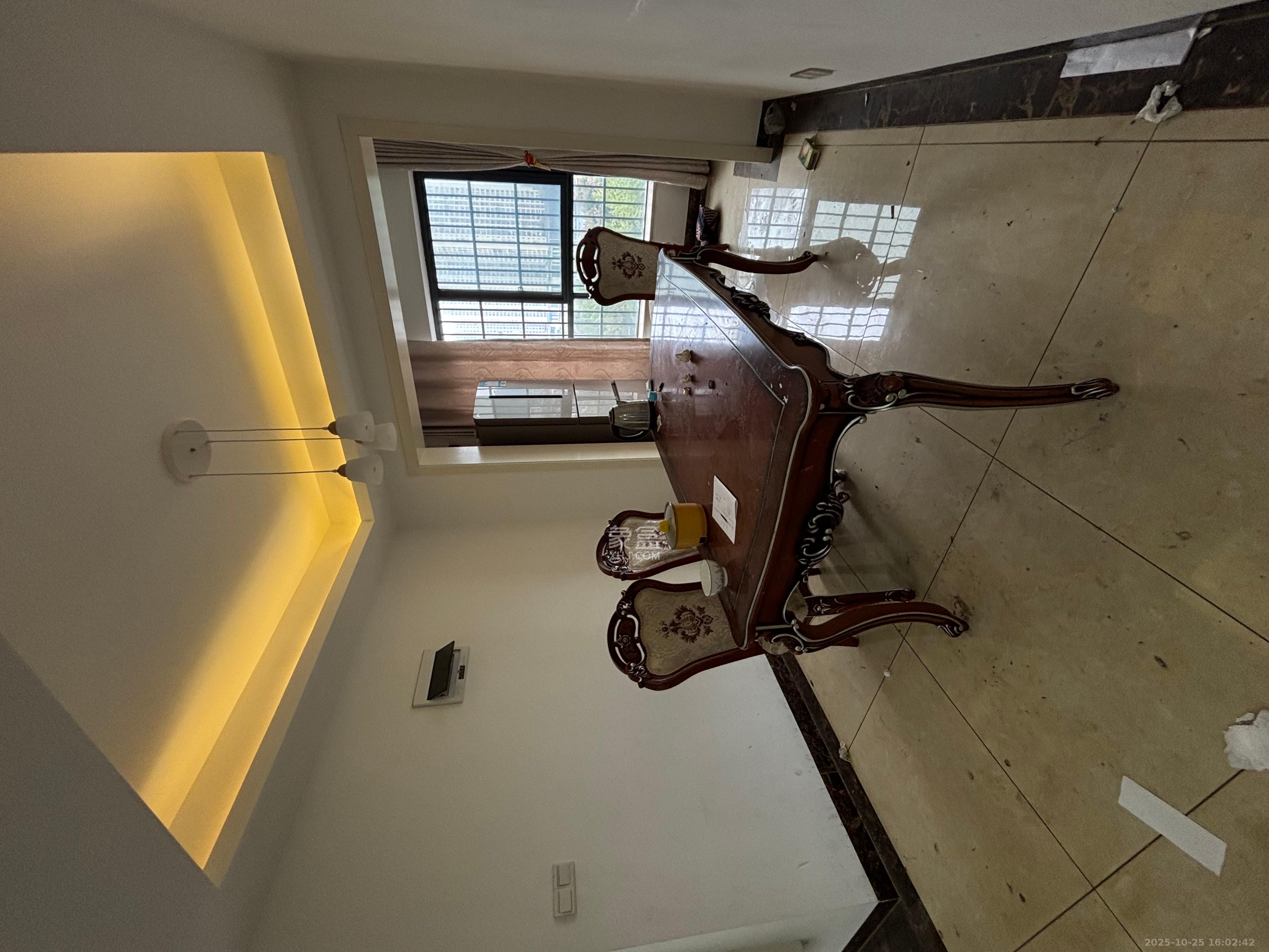 天麓尚层  3室2厅2卫    2400.0元/月室内图