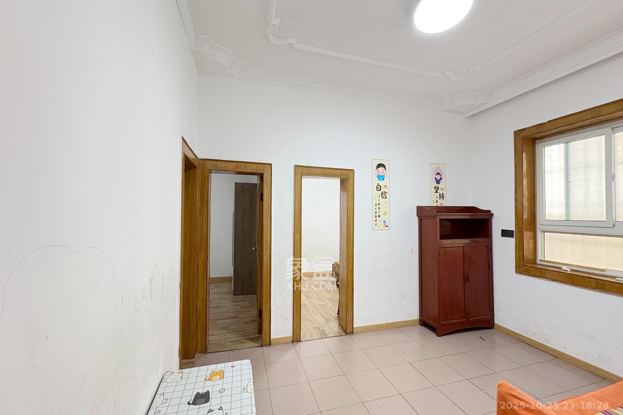 省文化厅宿舍(文物局)/湖南省书法院  3室1厅1卫    98.0万 省文化厅宿舍(文物局)/湖南省书法院  3室1厅1卫    98.0万客厅