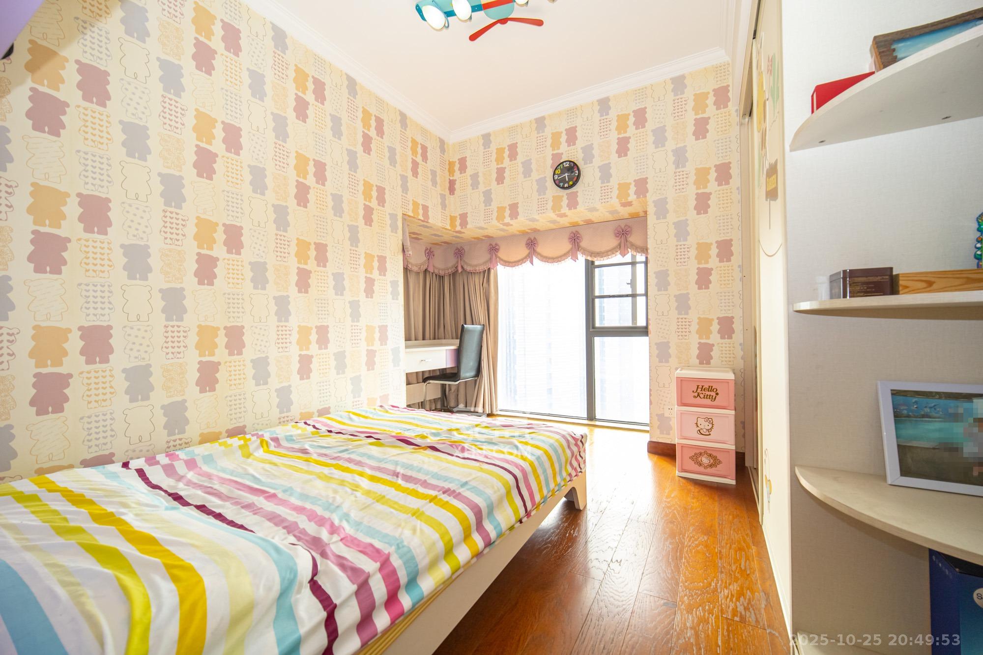 藏珑湖上国际花园  4室2厅2卫    180.0万卧室