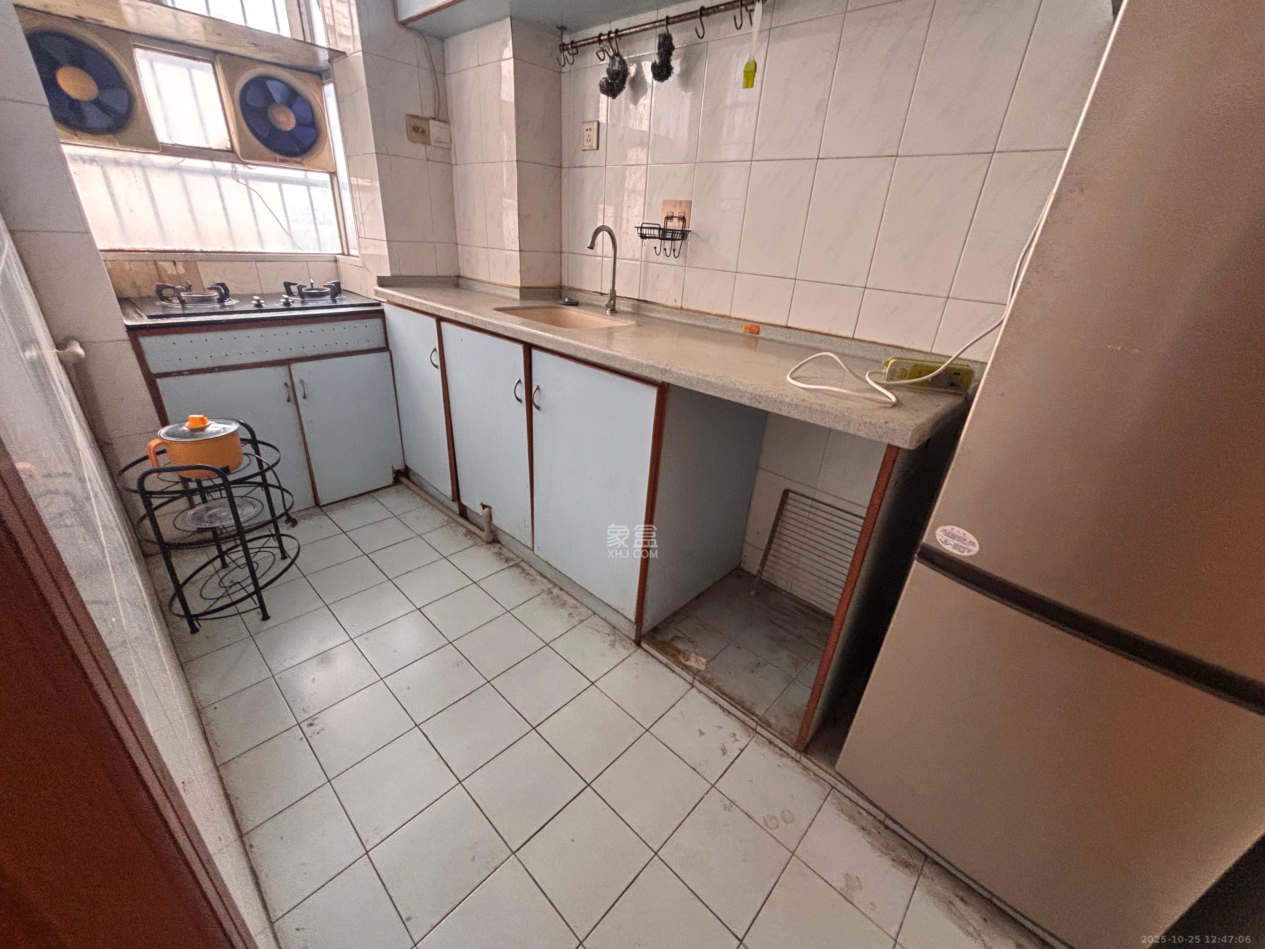 芙蓉区工商局宿舍  2室1厅1卫    1300.0元/月 芙蓉区工商局宿舍  2室1厅1卫    1300.0元/月室内图