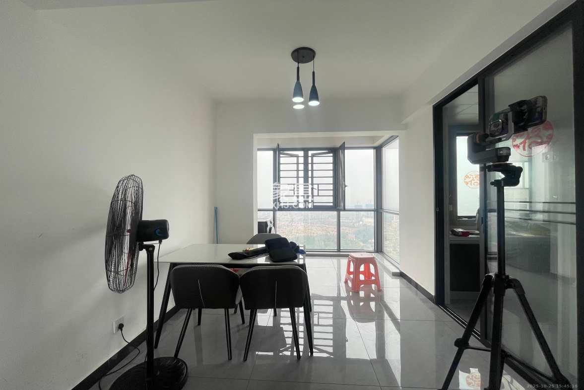 港湘铂玥(天园地芳国际珠宝城) 4室2厅2卫 2300.0元/月 港湘铂玥(天园地芳国际珠宝城) 4室2厅2卫 2300.0元/月室内图