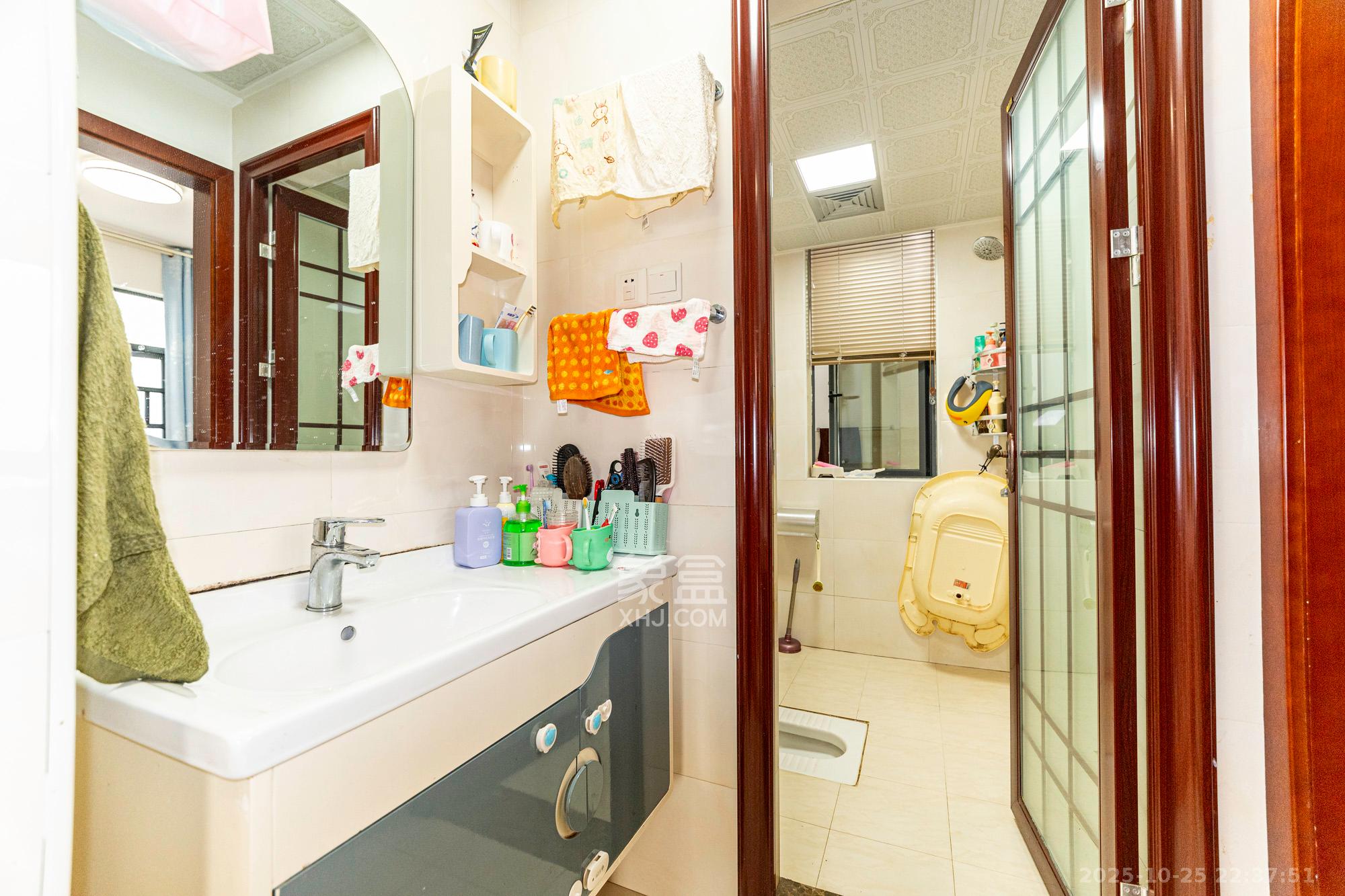 悦湖山 4室2厅2卫 85.0万 悦湖山 4室2厅2卫 85.0万卫生间