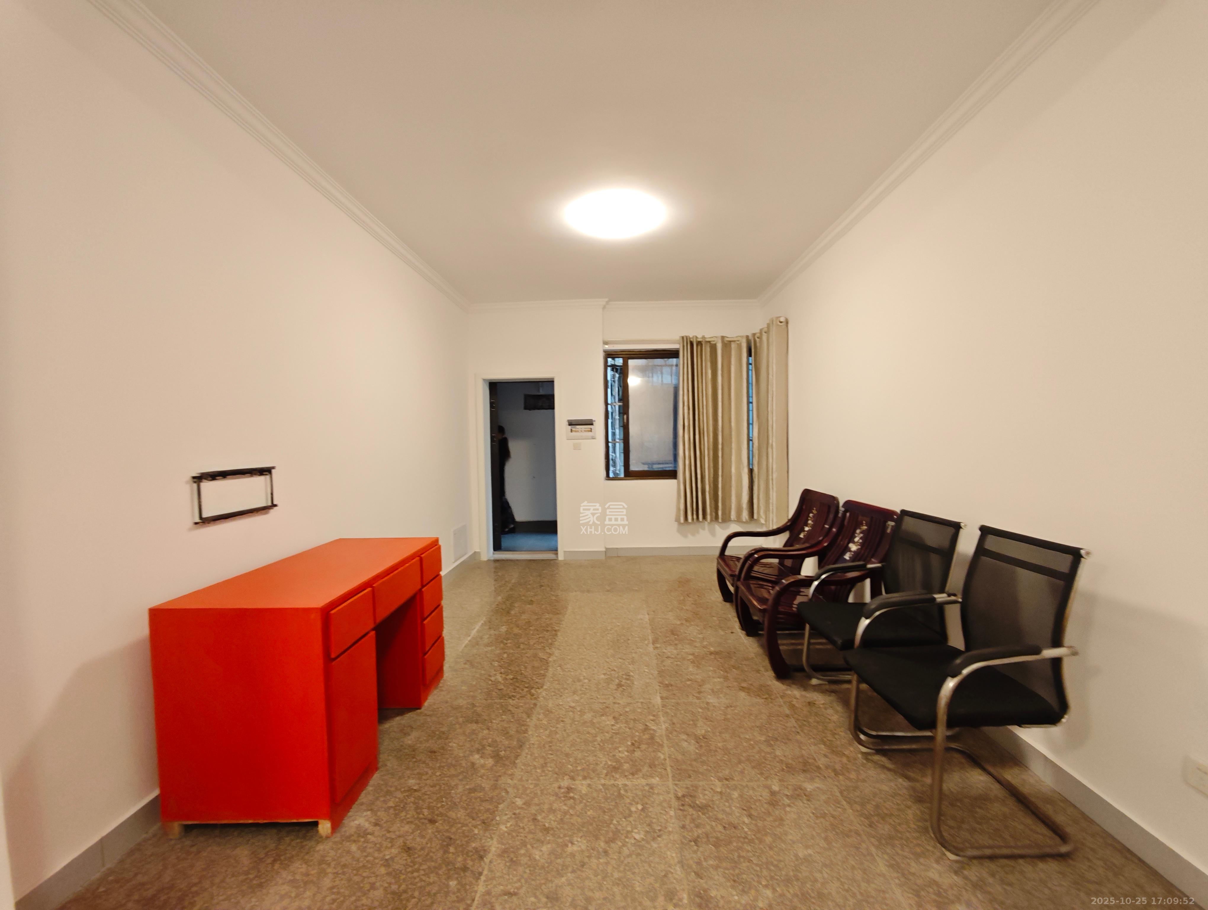 省粮食局宿舍北院 4室2厅1卫 1500.0元/月 省粮食局宿舍北院 4室2厅1卫 1500.0元/月室内图