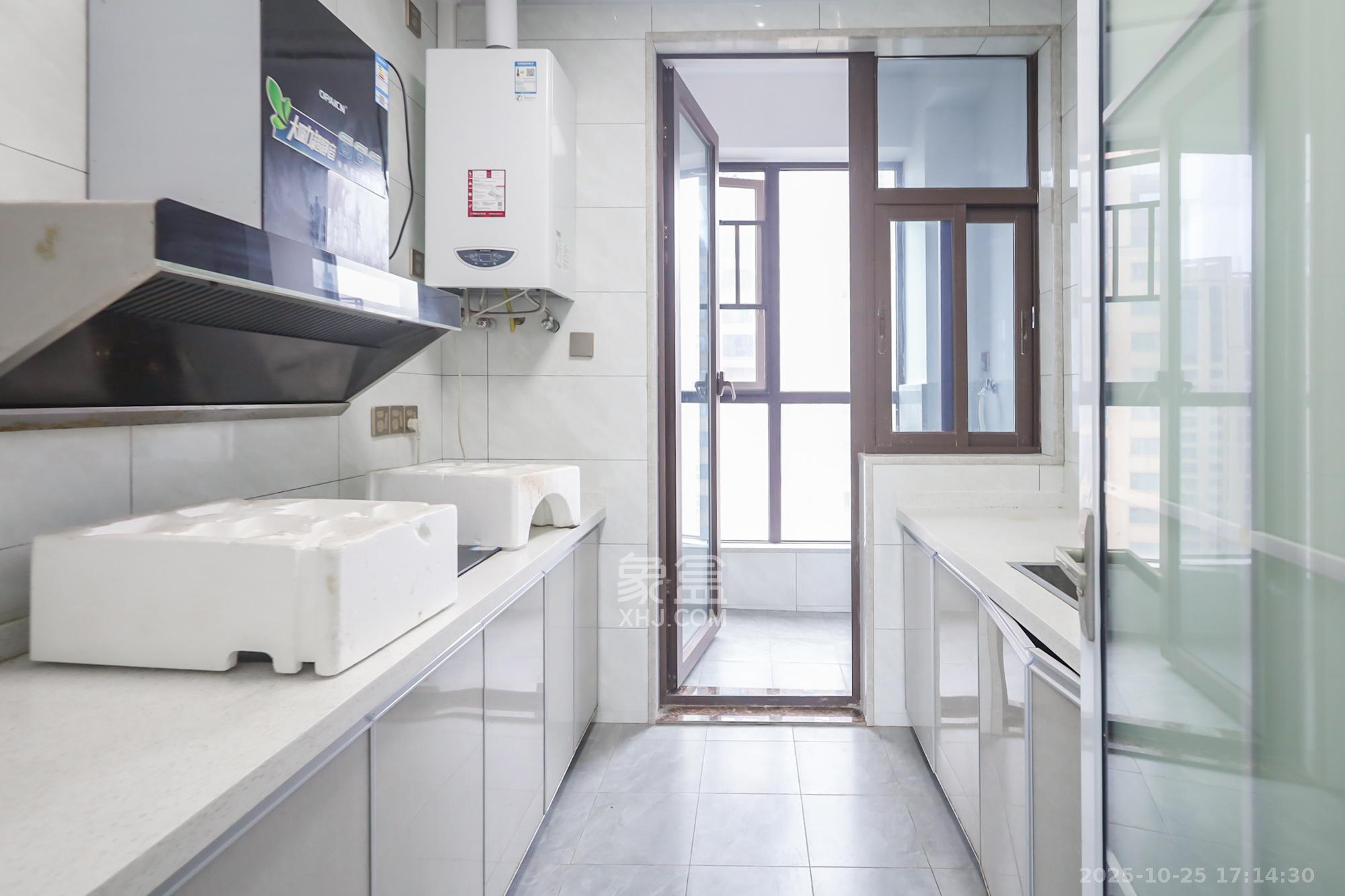 保利西海岸A区  4室2厅2卫    260.0万厨房